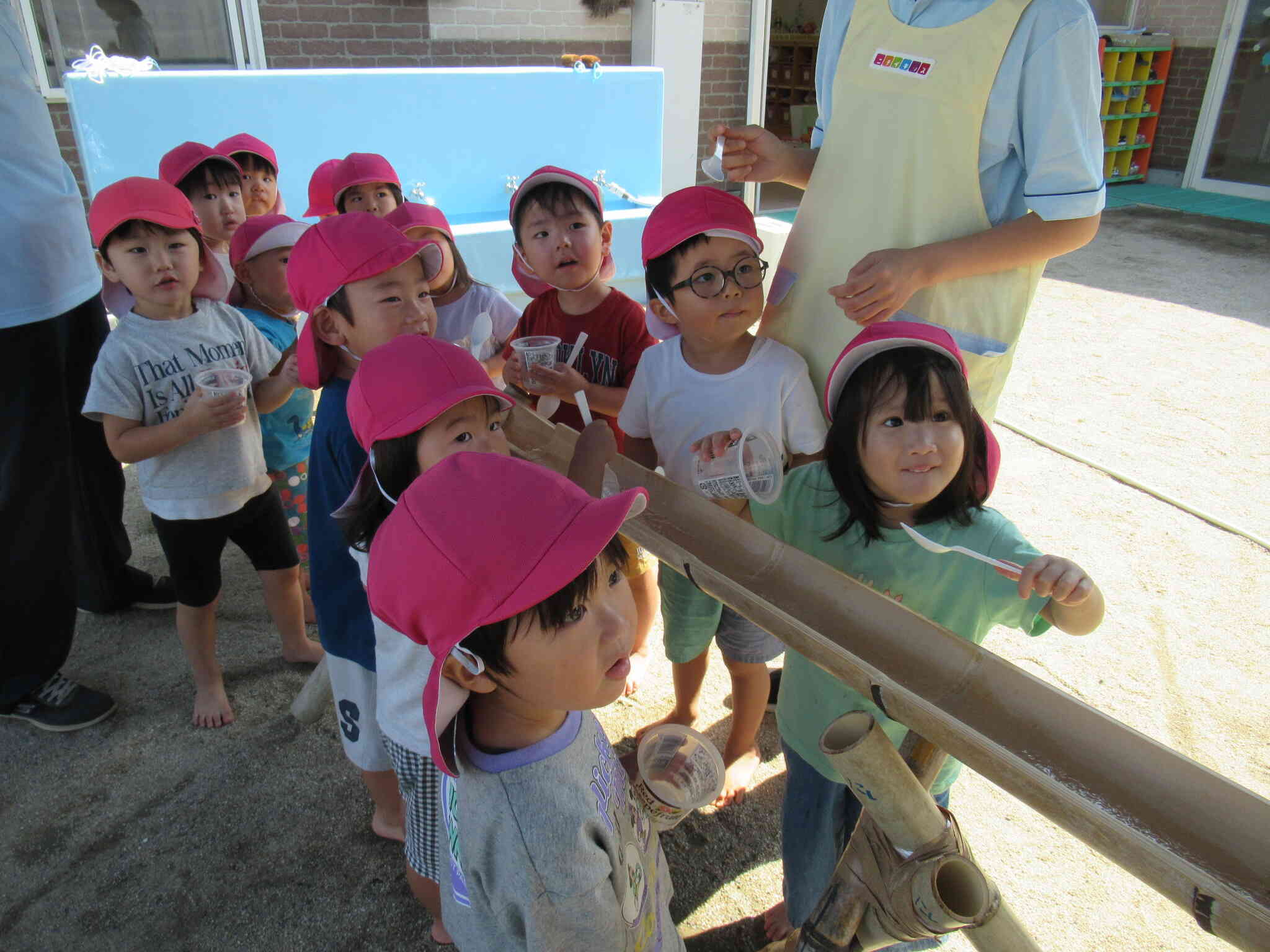 うさぎ組（2歳児）さんはコップにスプーンで準備万端！流れてきたのは、、、