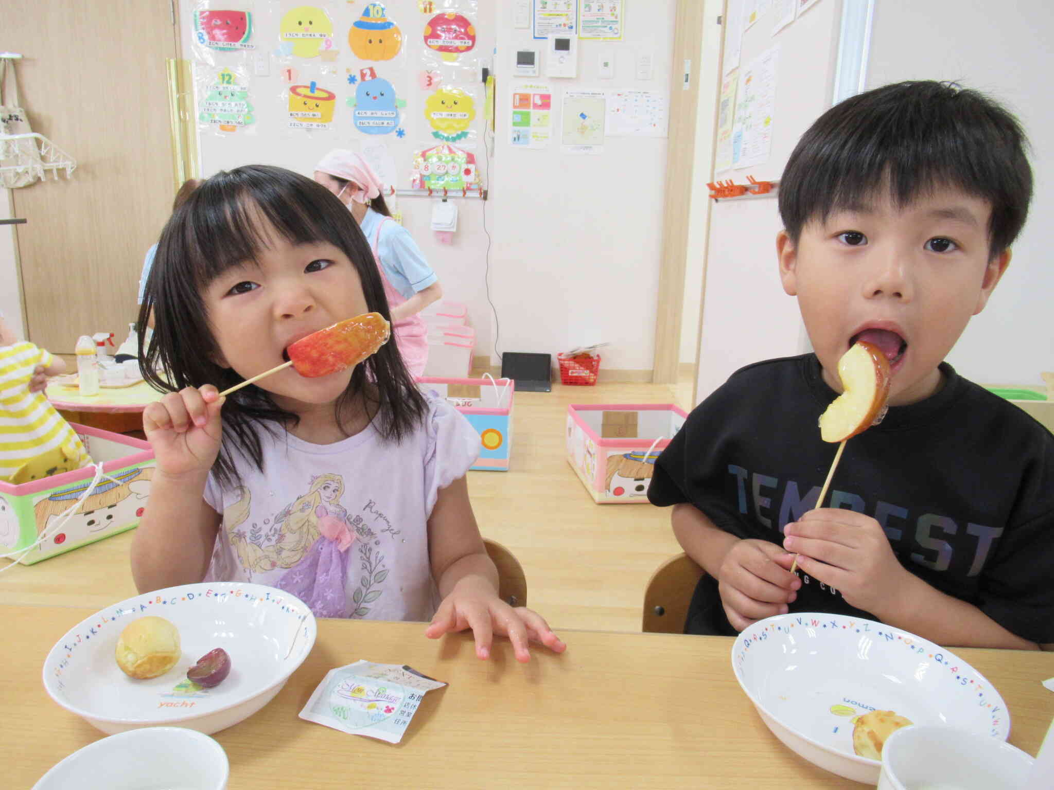 どこからたべようかな～？カリカリおいしい！