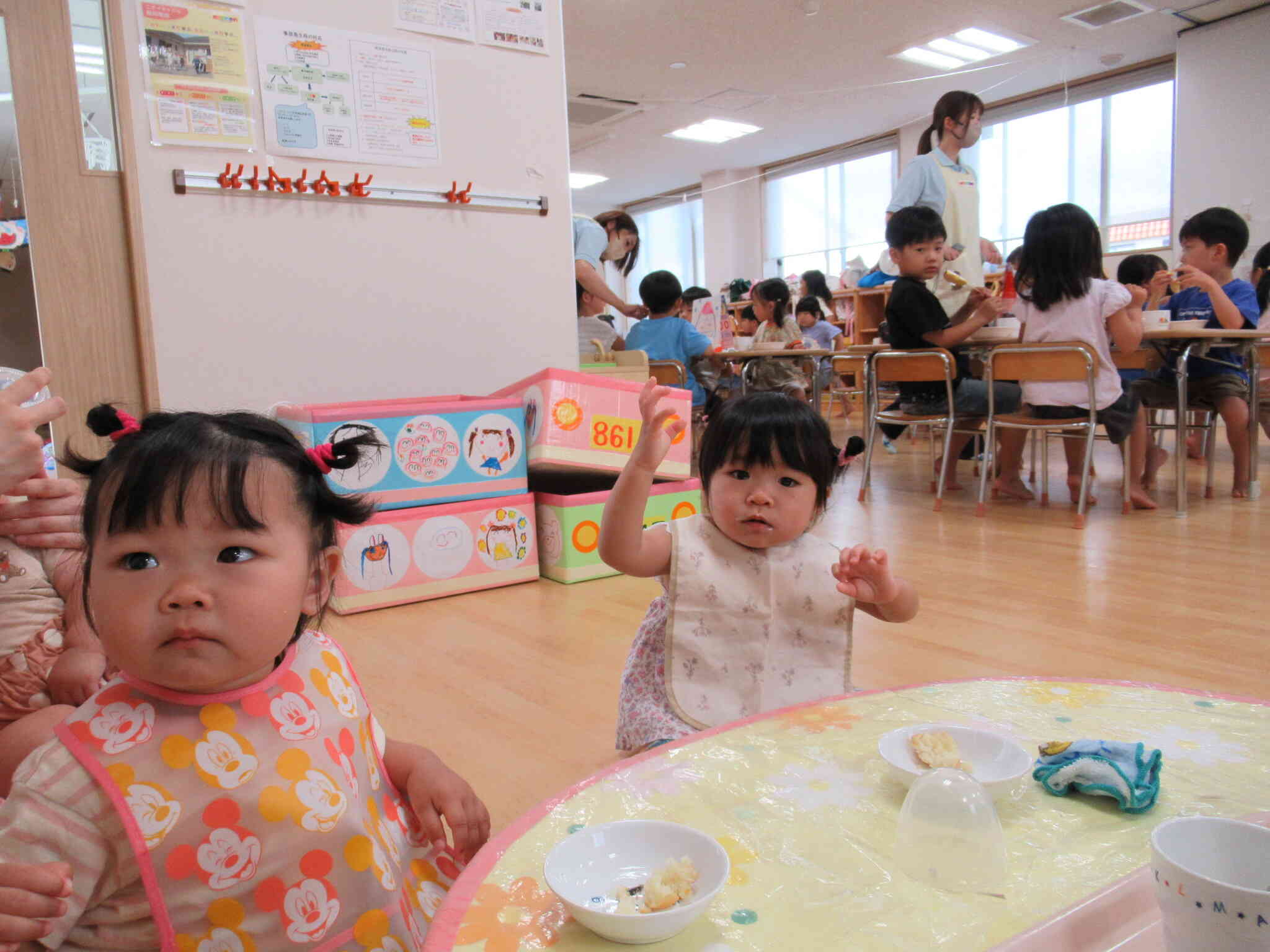 この日は可愛いゲスト☆ひよこ組さんもお祭りを感じながらおやつを食べましたよ。