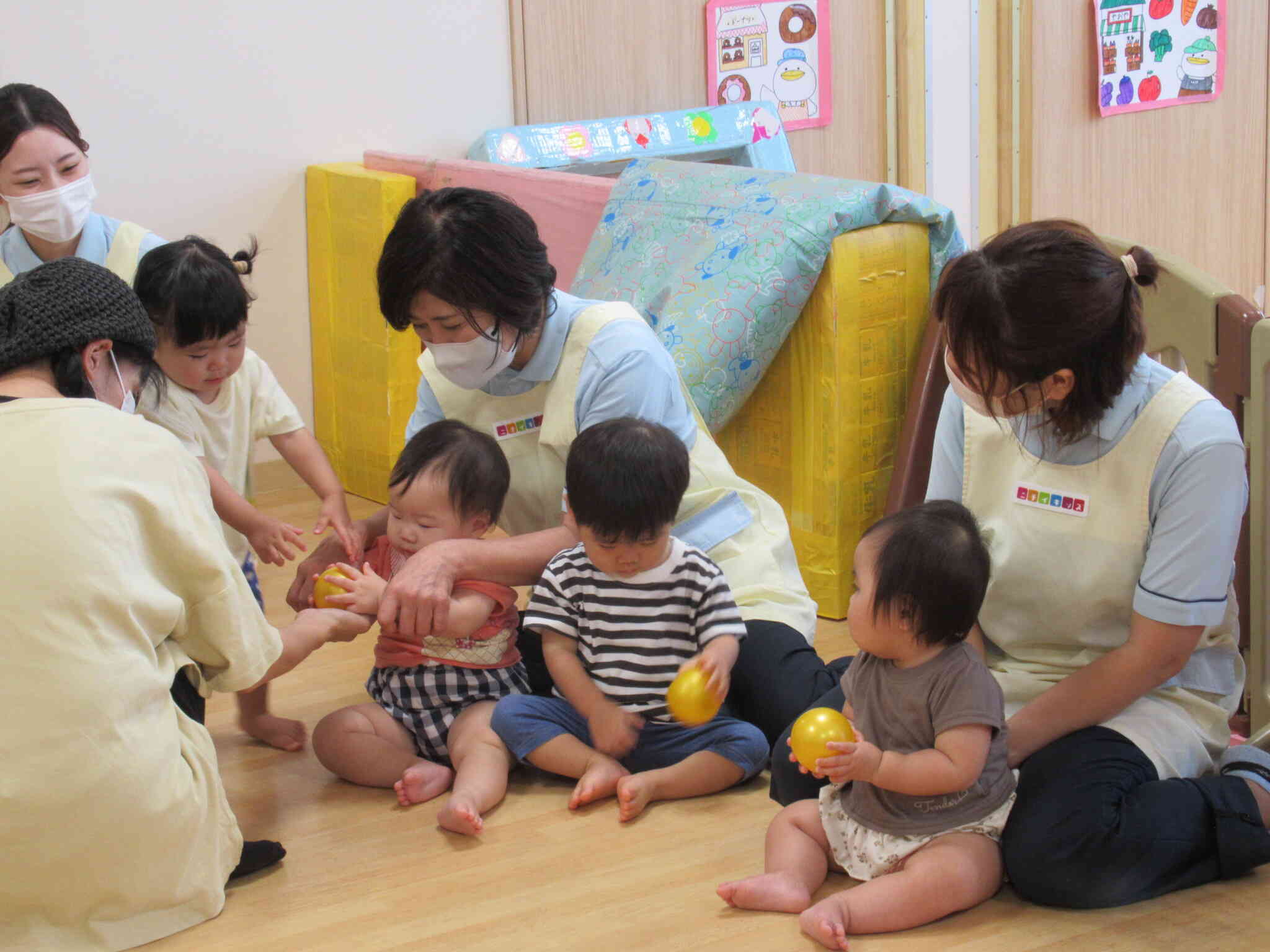 ひよこ組（0歳児）のお友だちも、立派に参加中☆保育園の先生以外の人との交流も、良い刺激になりますね。