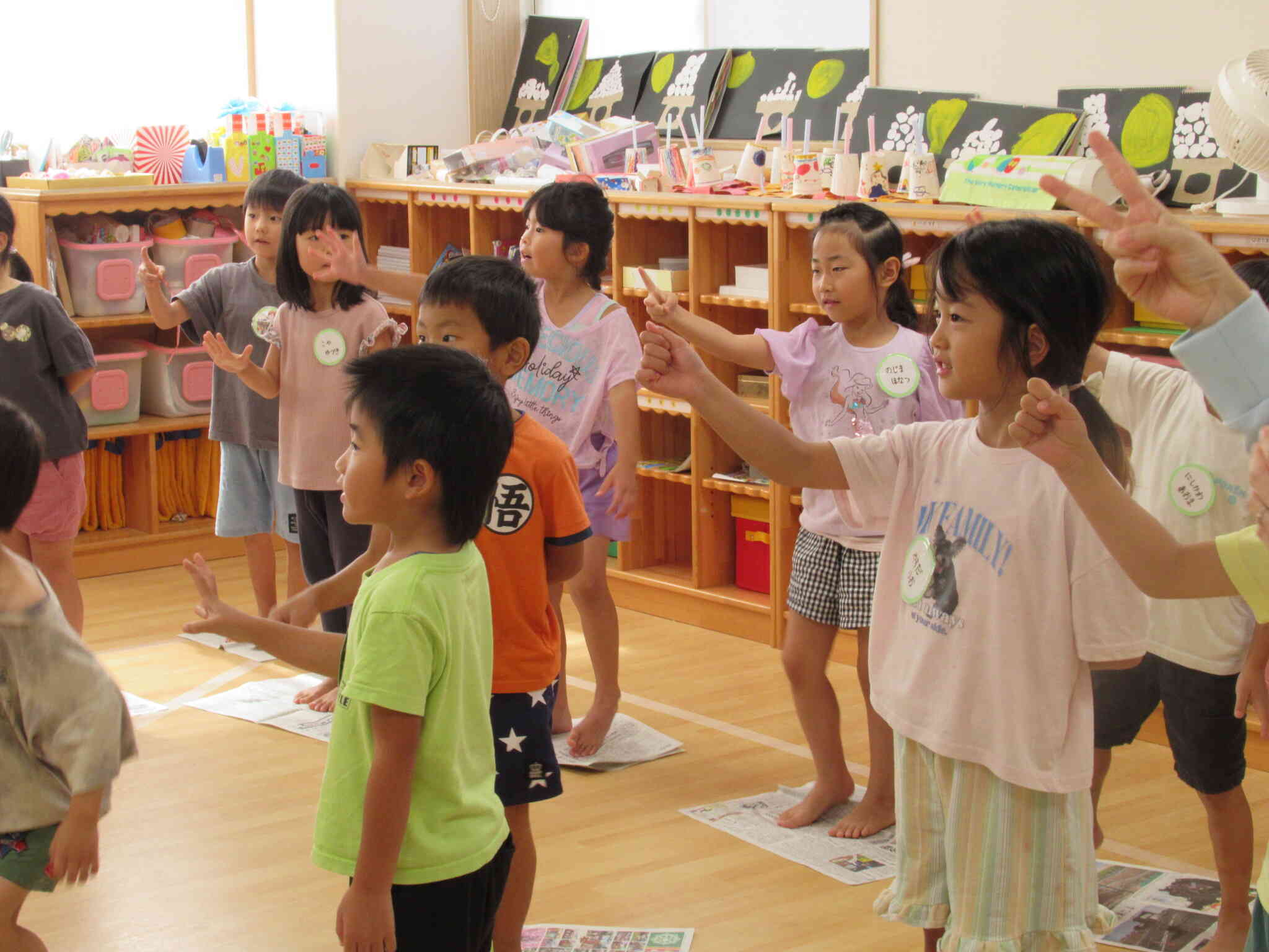 最初はグー､じゃんけんポン！！　負けるとどんどん自分の陣地がなくなりますよ。頑張れ。