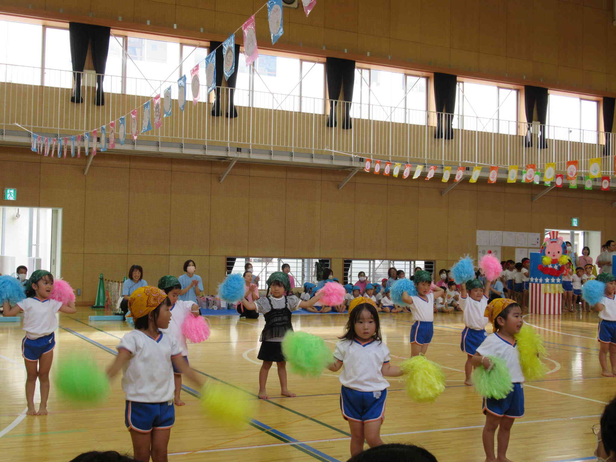 りす組（3歳児）さんはかわいらしく登場。 立っているだけで可愛い！は卒業し、しっかりダンスをみせてくれました。