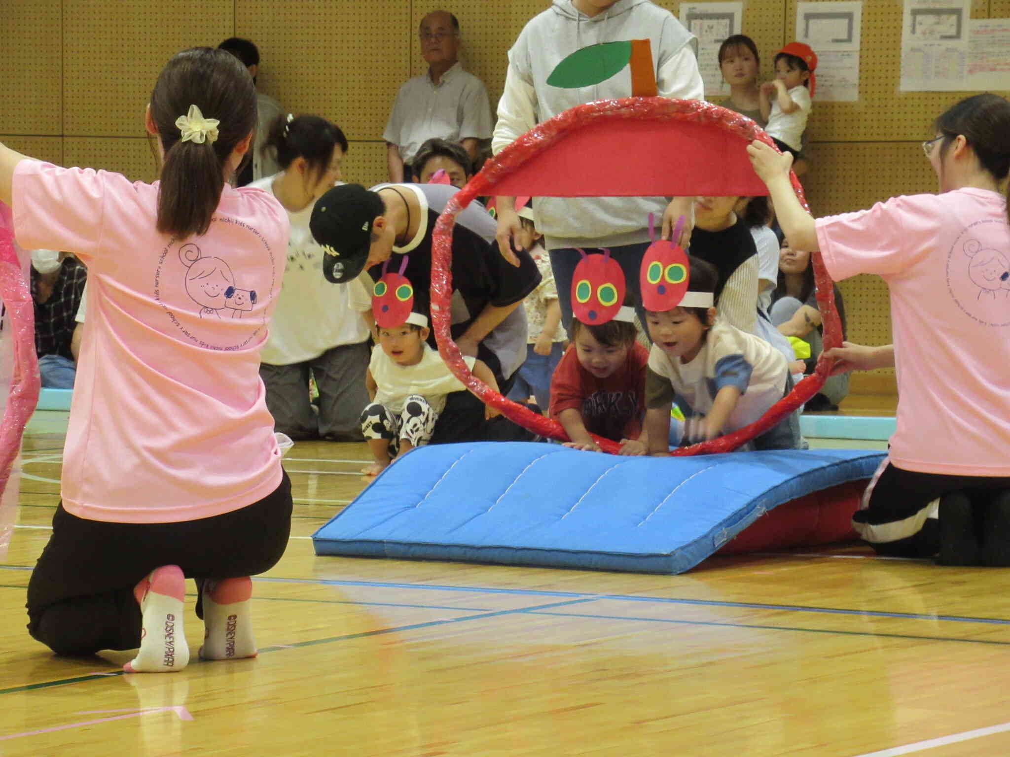 あひる組さんははらぺこあおむしに大変身！きれいなちょうちょになるためにお家の人と一緒に冒険に出発です。