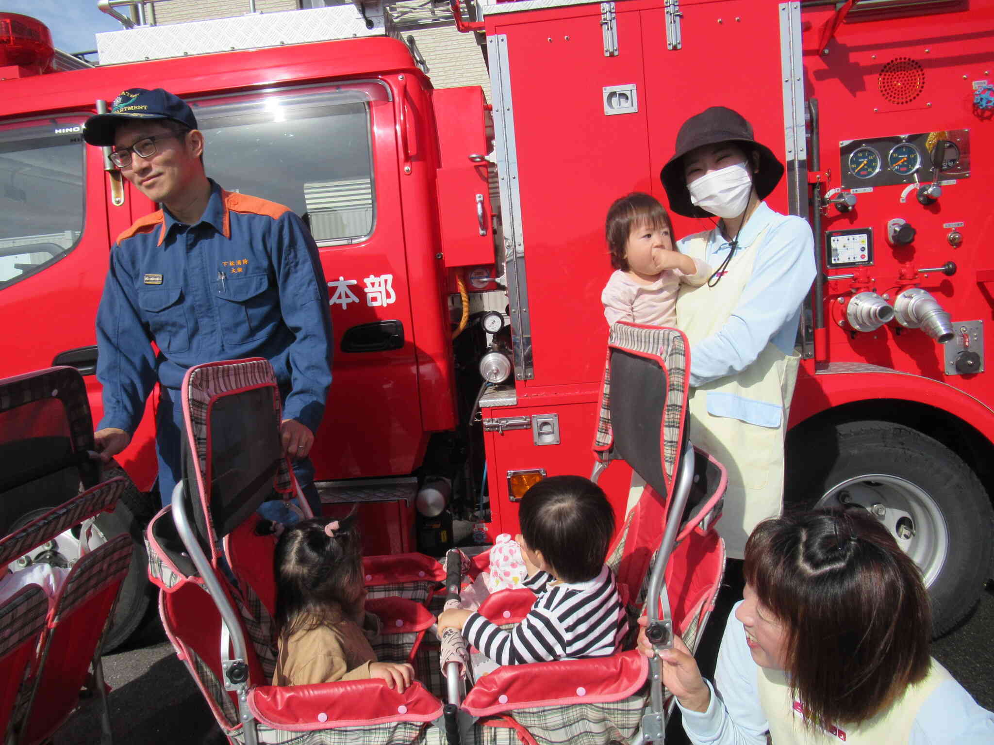 ひよこ組（0歳児）さんも真赤な車体に釘付けです。