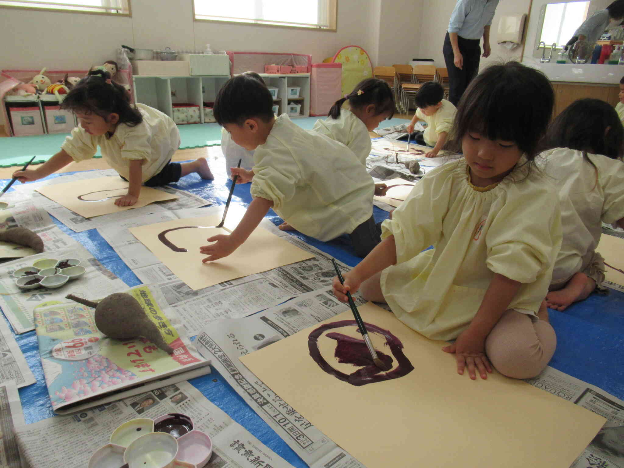 こちらりす組（3歳児）のお部屋では、大粋なお芋を絵の具で表現！