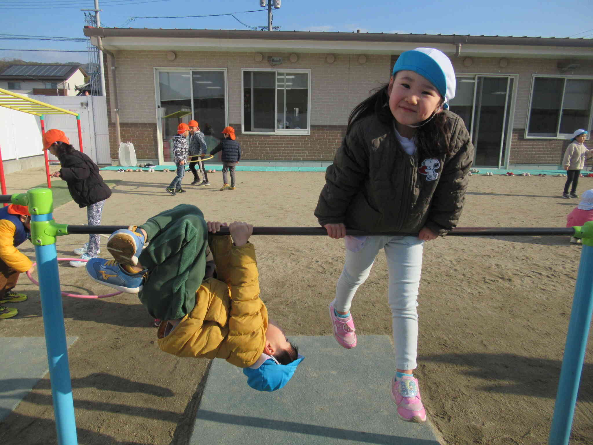 鉄棒持つ手が冷たくないのかな？全然平気