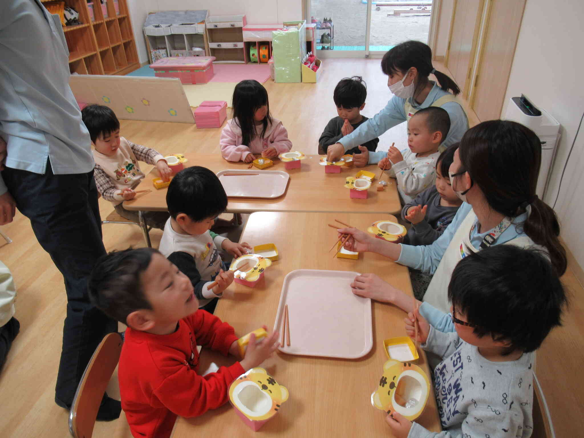 食育　２歳児クラス　初めての箸に挑戦