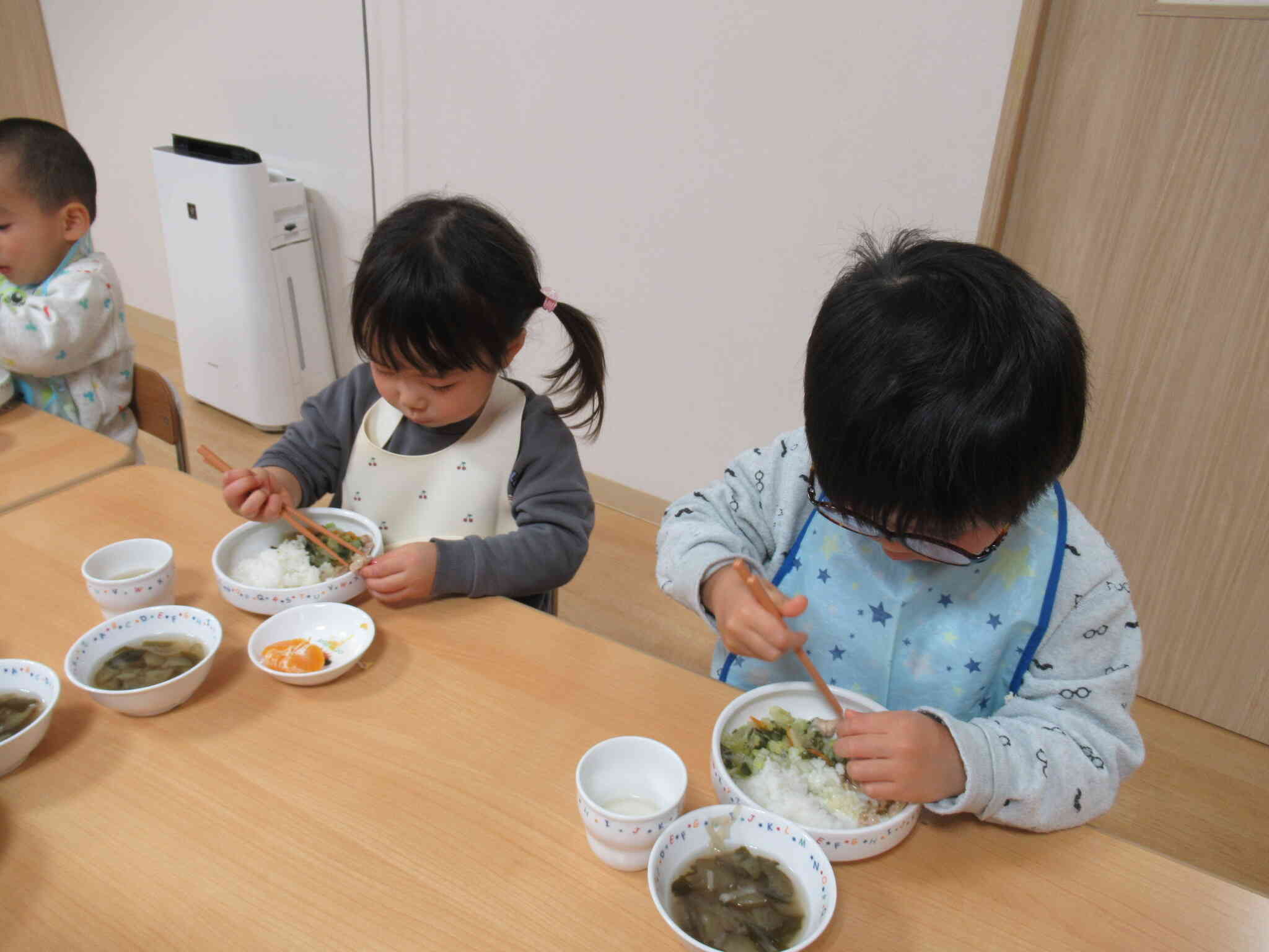 初めての挑戦！！今日の給食は箸を使って食べましたよ。全集中して食べることを頑張りました。