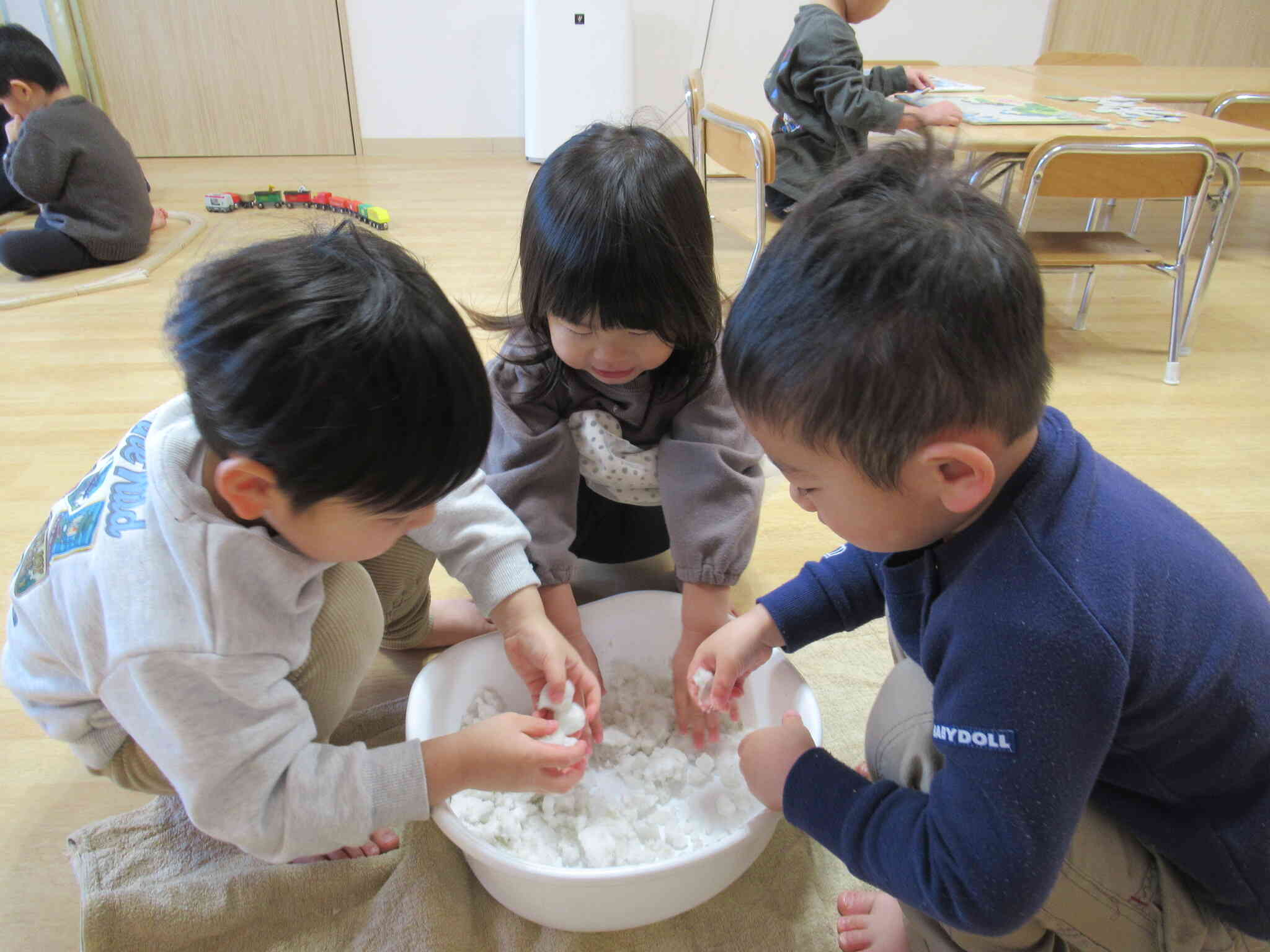 お部屋の中で、雪を触ったよ。フワフワ色々な形に変身するよ。