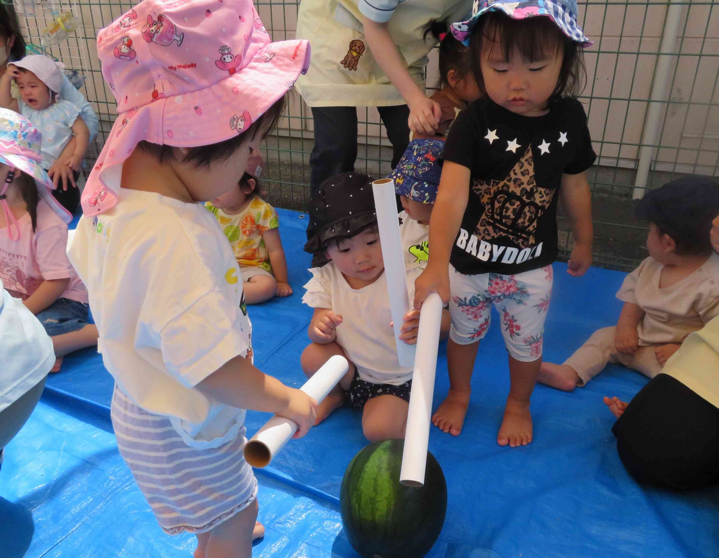 1歳児さんもやる気満々！！一生懸命すいかを割ろうと頑張りました。