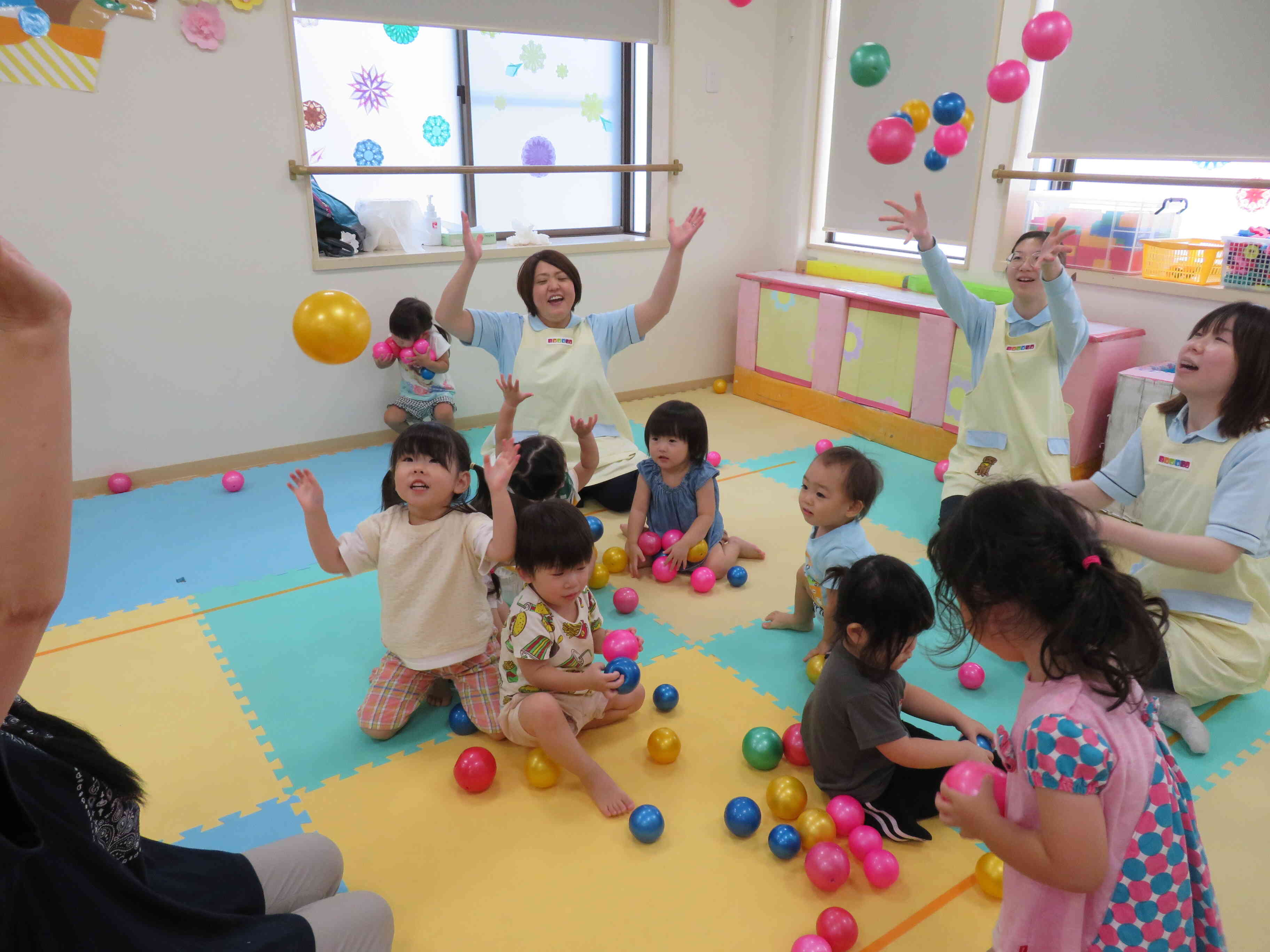 今度はみんなが大好きなボールで表現。いちにのさん！で花火みたいにボールが宙を舞い、みんなで盛り上がったよ。