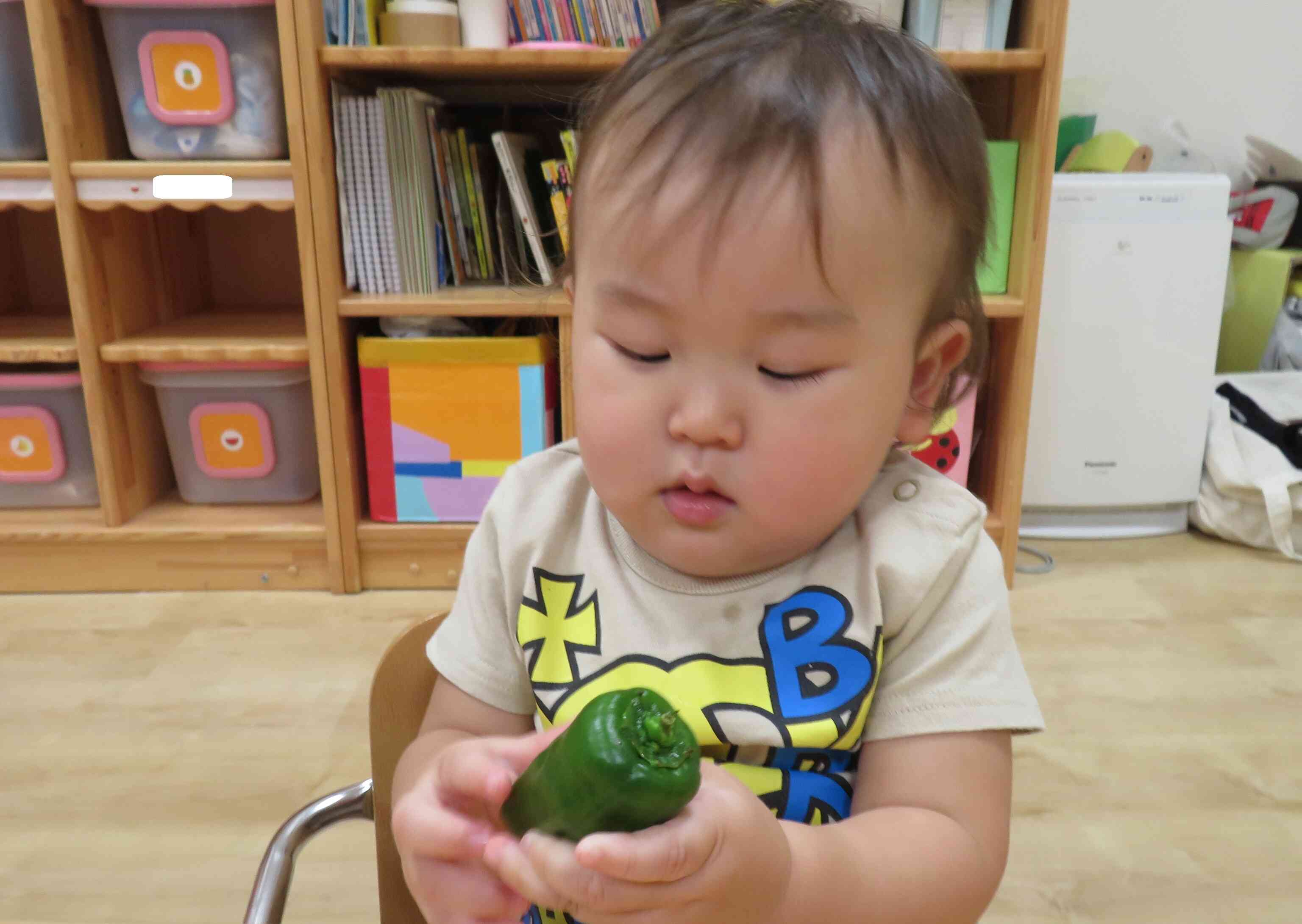 0歳児さんたちは野菜に触れてみましたよ。つるつるしてるね。