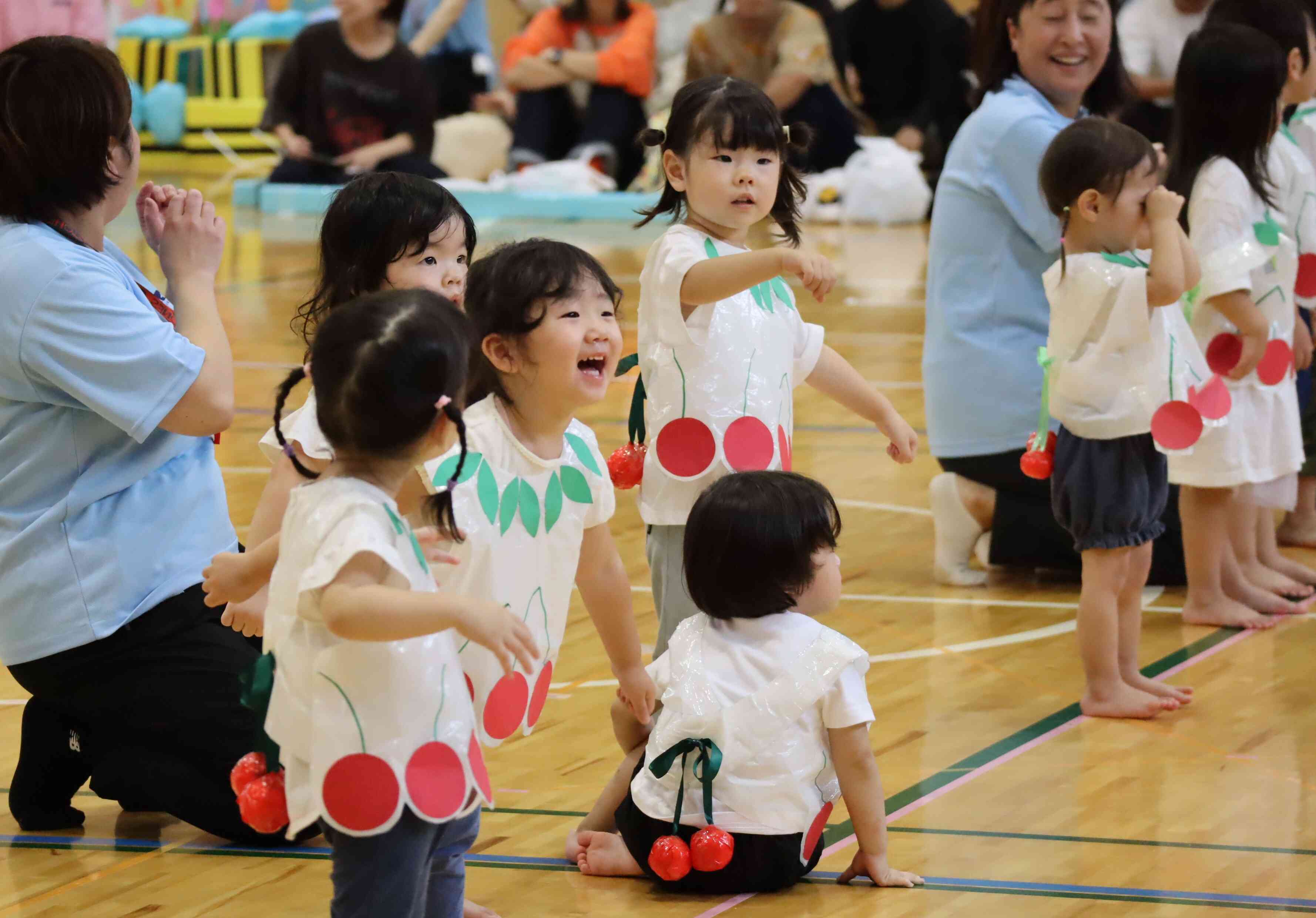 こんなにたくさんの人の前で頑張った子どもたちの姿に、先生たち感動したよ。