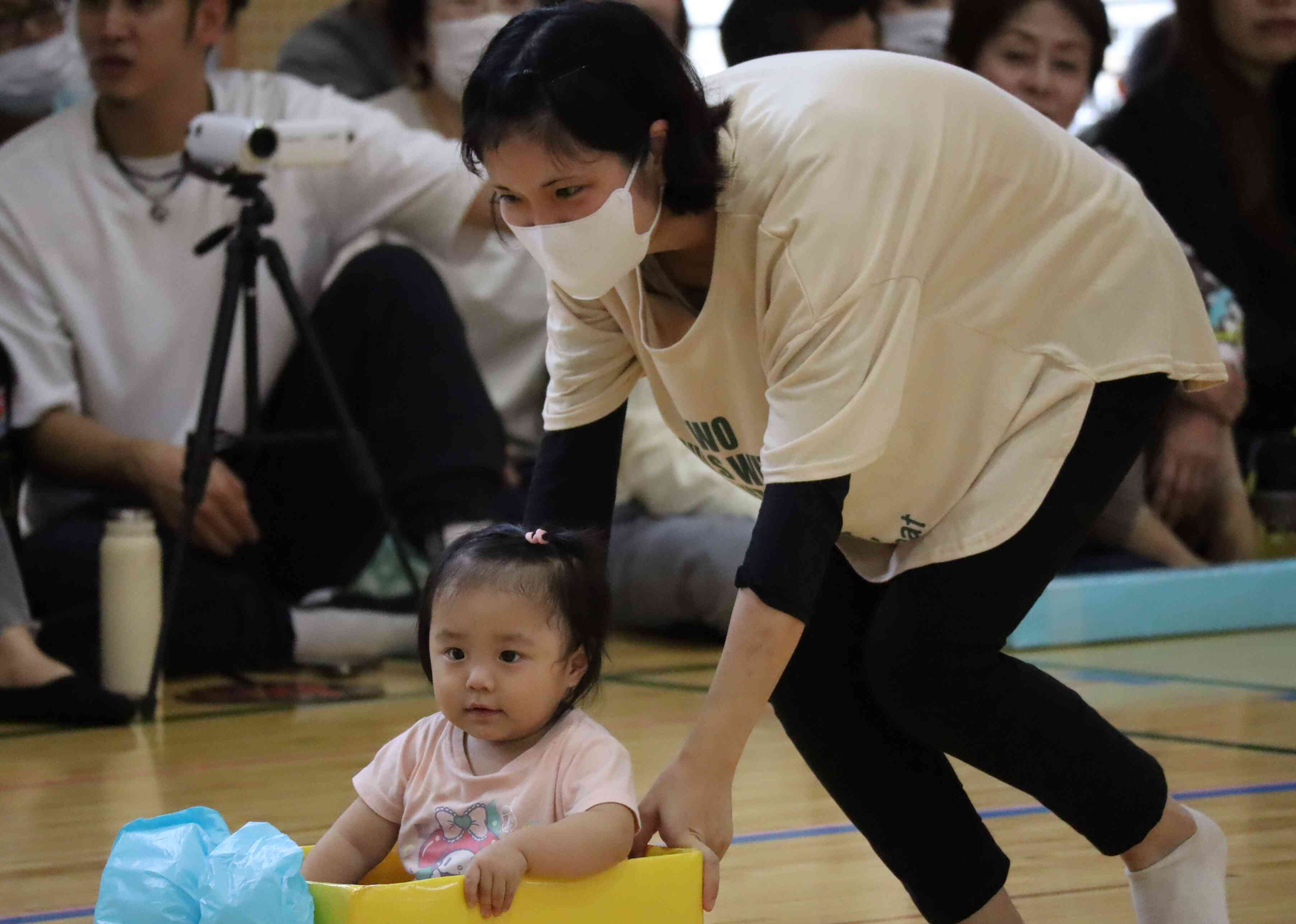 今度は０歳児さんの親子競技。お子さんを乗せてお母さんも頑張って～！