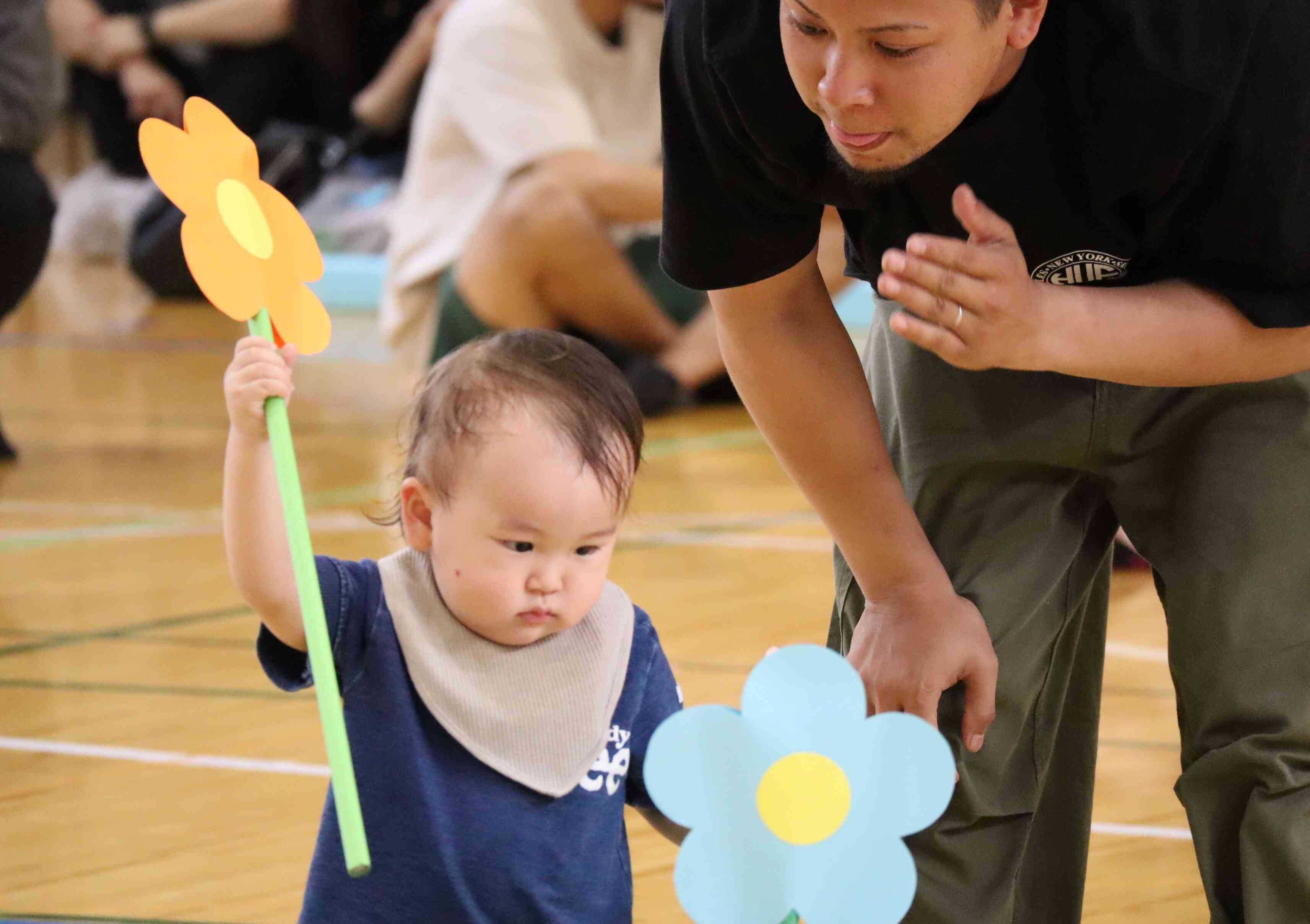 お花畑のお花を積んで帰ります。Kくんはオレンジのお花を摘んだよ。さあお父さんとカーテンをくぐってゴールしよう。