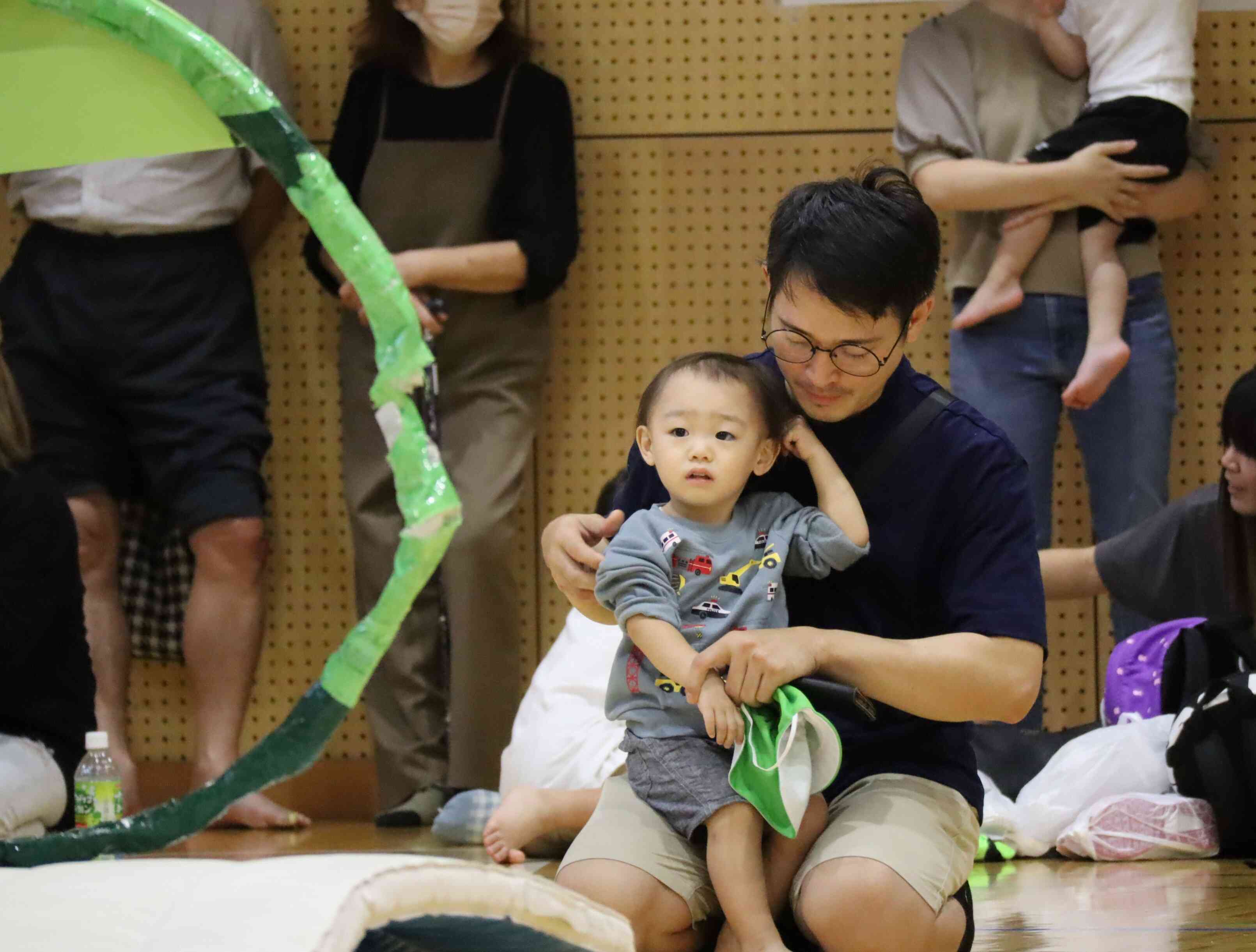 今度は1歳児あひるぐみさんの親子競技。はらぺこあおむしになって親子でお散歩を楽しんでね。