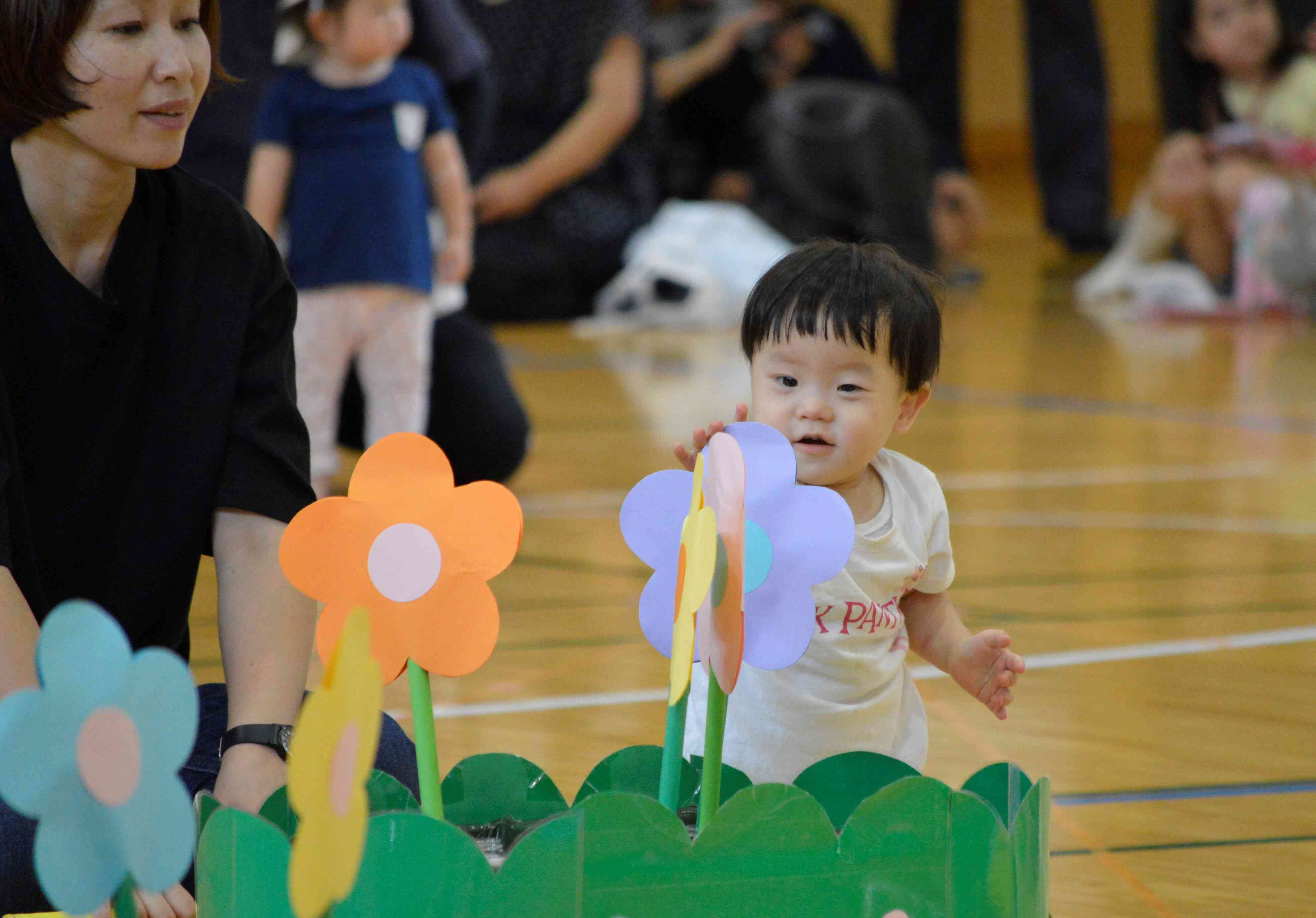 お花を見つけて嬉しそうな表情に先生たち癒されました。