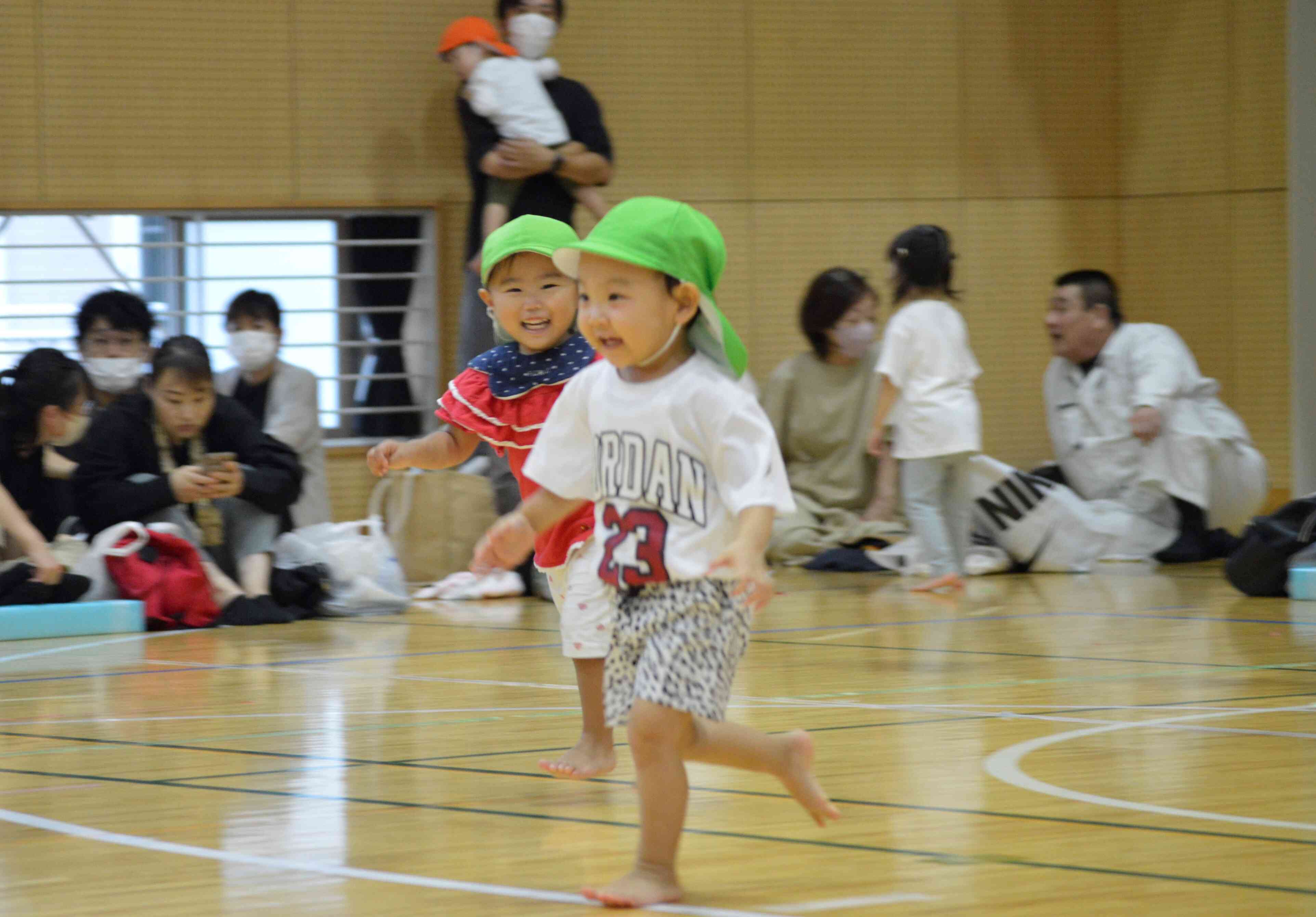 先にゴールに移動したお家の人のところまで「よ~いどん！」かけっこ楽しいね。