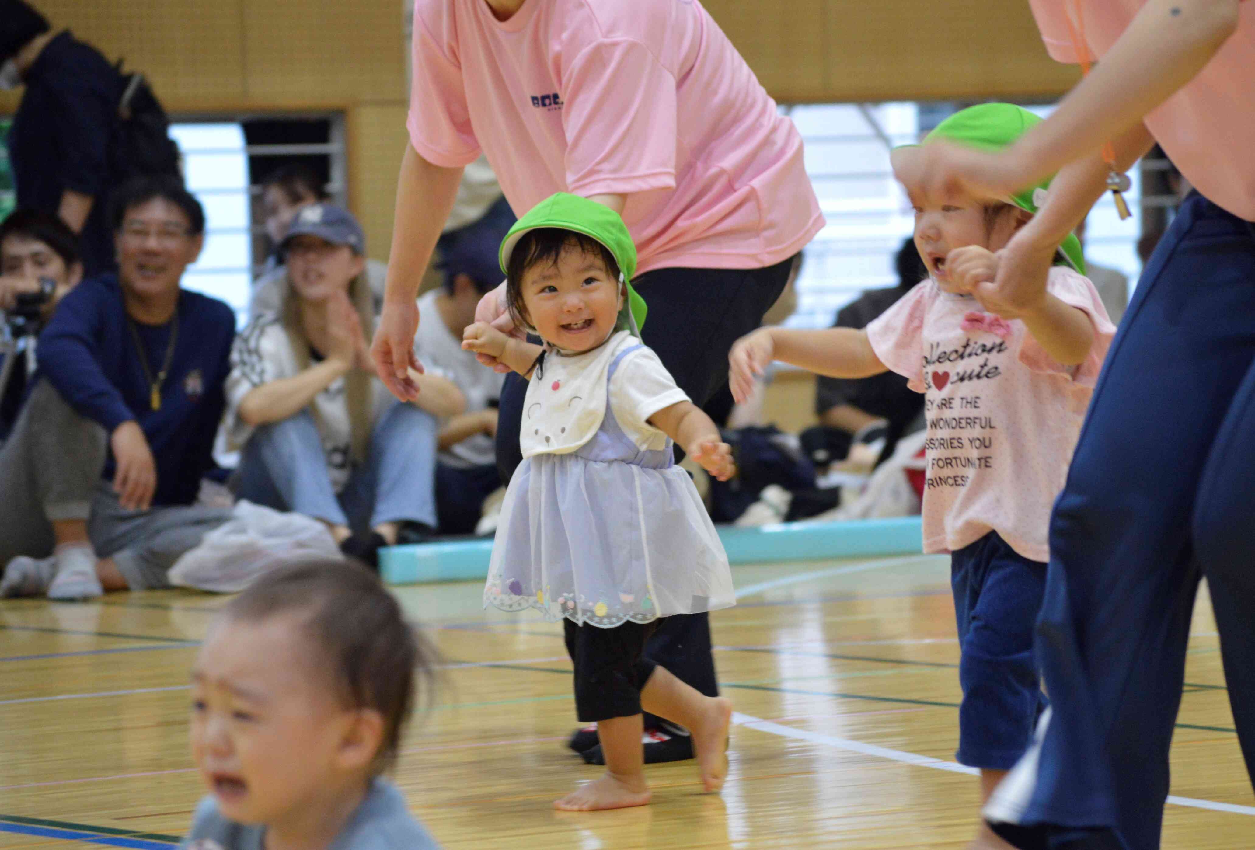 お父さん、お母さん、今行くよ！先生と一緒に頑張る子どもたちです。