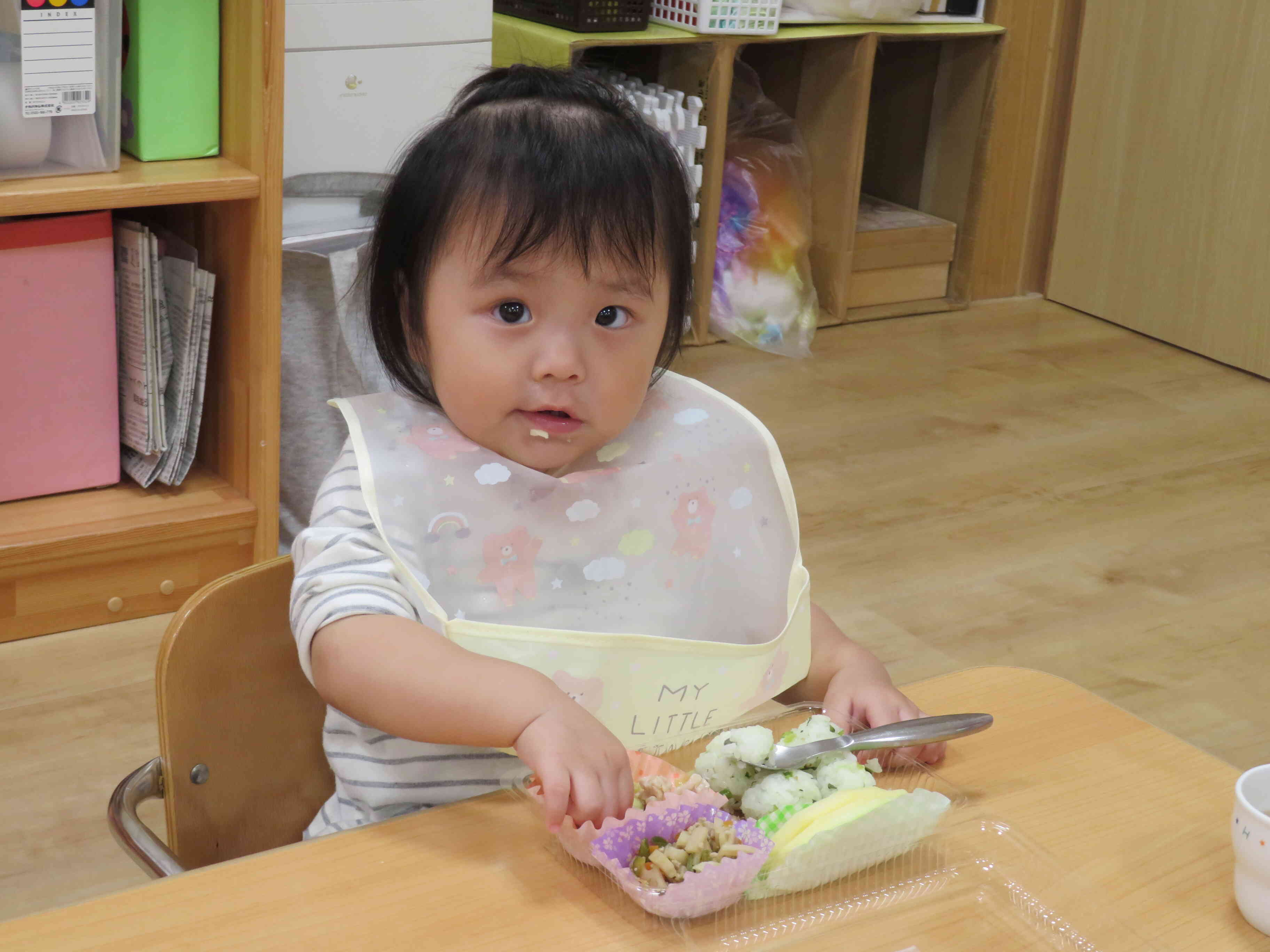 0歳児Cちゃん。お弁当おいしいね。いつもより食欲も倍増！