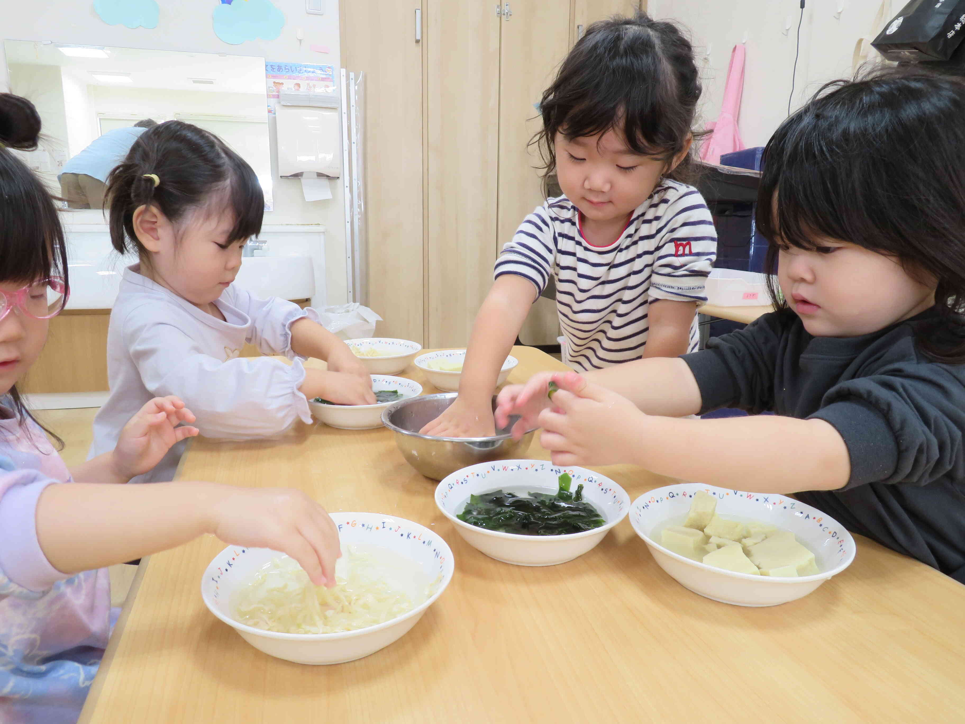 好奇心旺盛な２歳児の子どもたち。