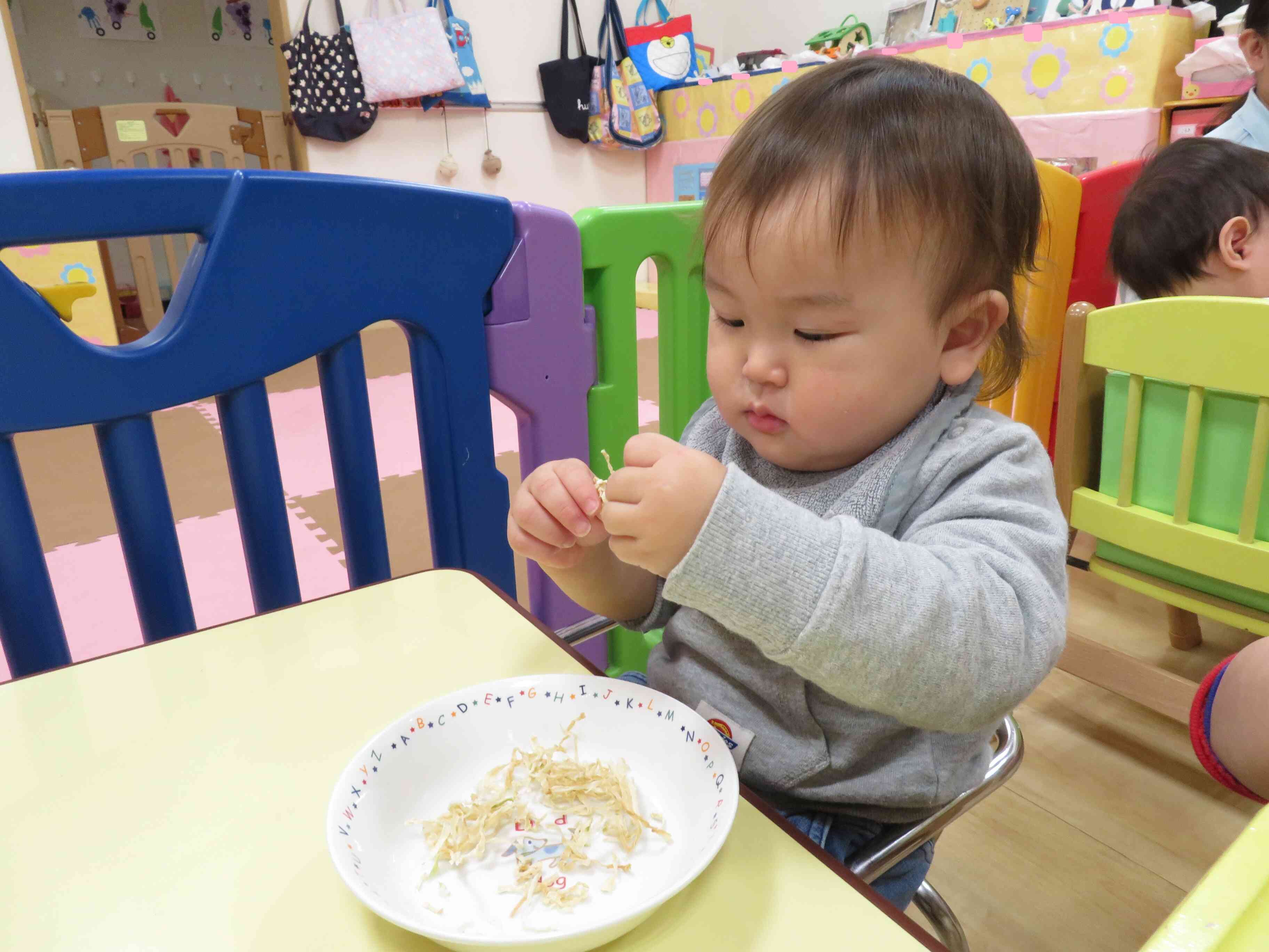 ０歳児の子どもたちも触ってみます