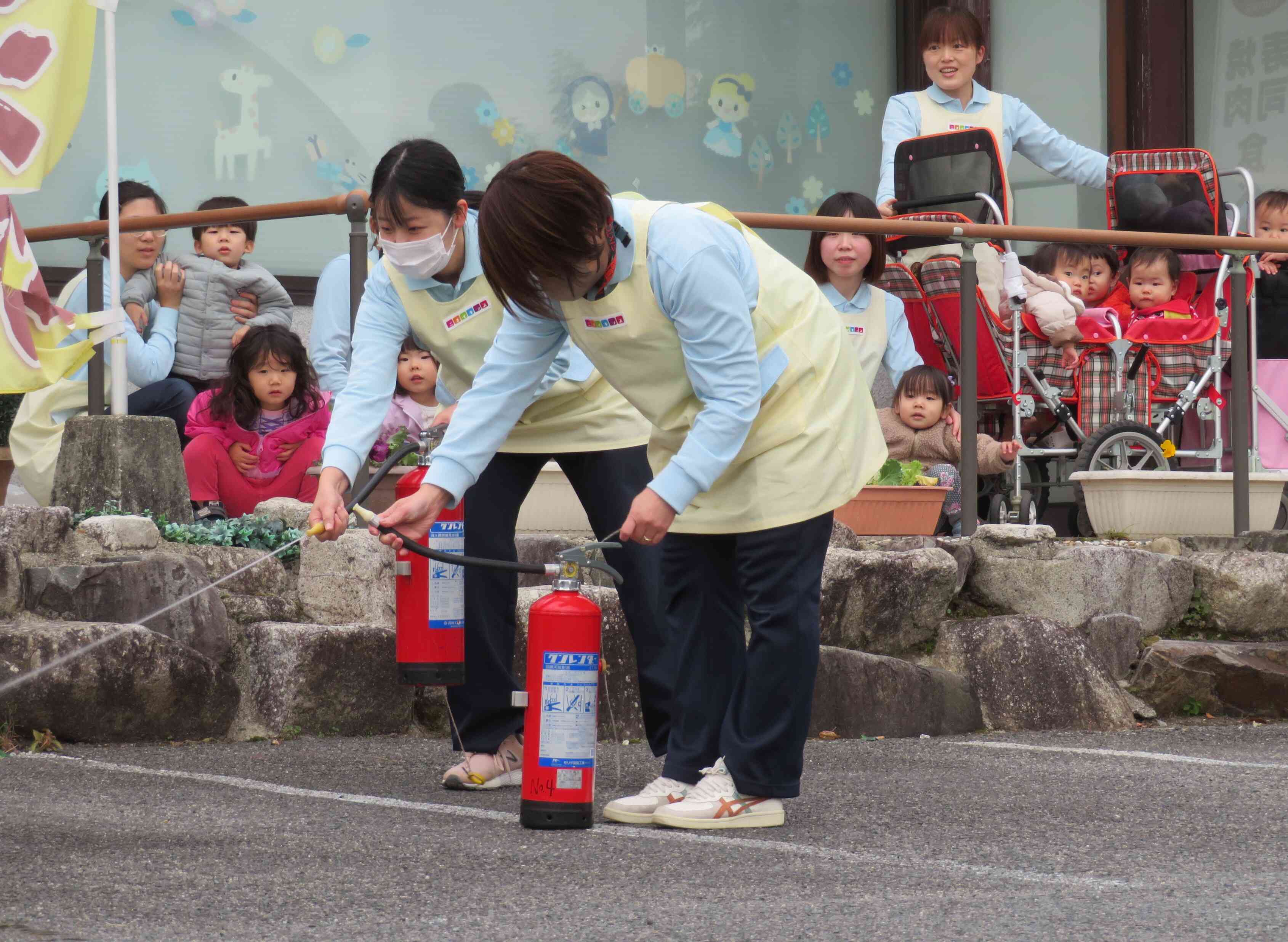 先生たちが消火訓練するのを子どもたちが応援してくれました。