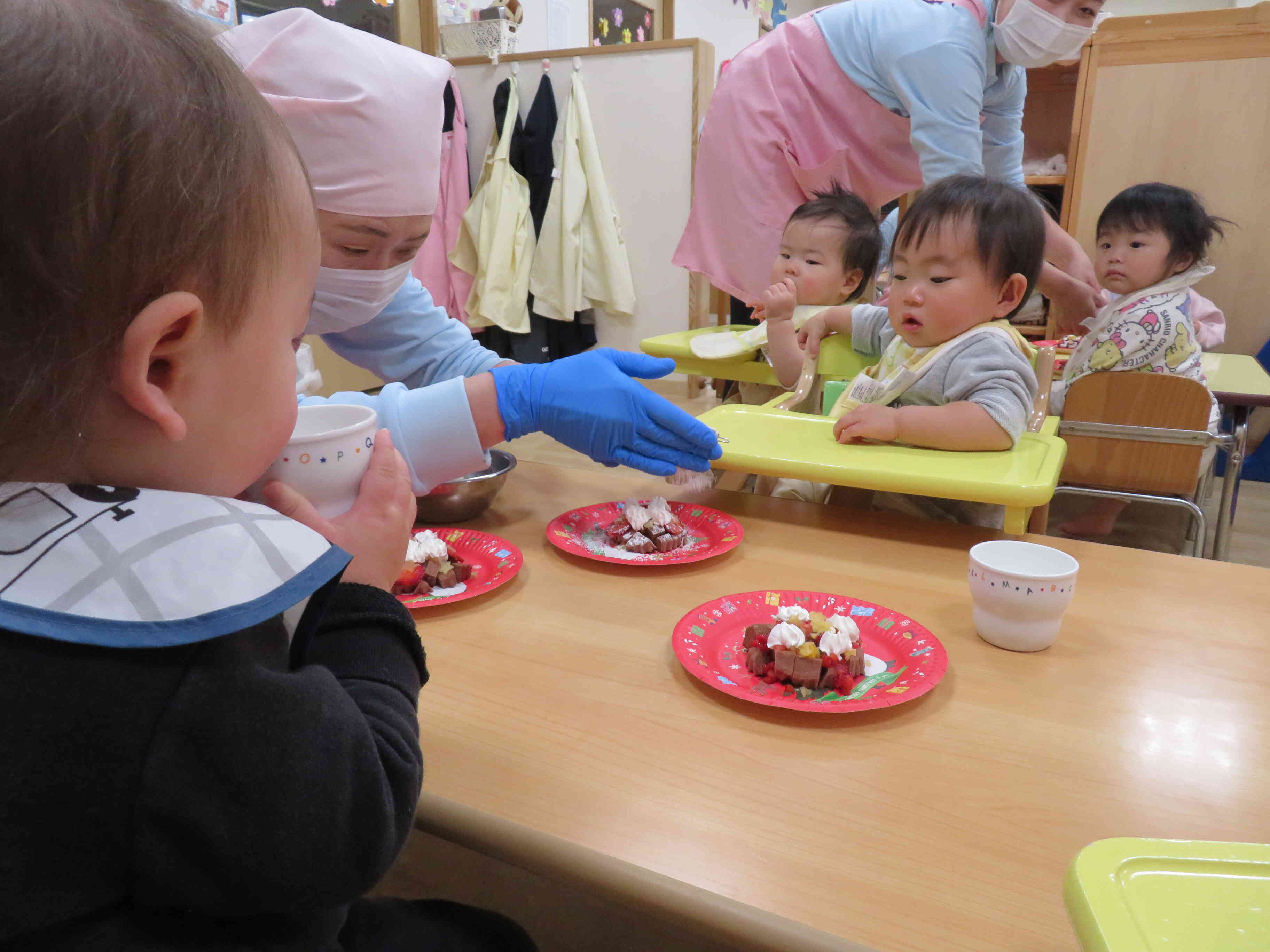 完了食の子どもたちも目の前でケーキの飾りつけをしてもらったよ