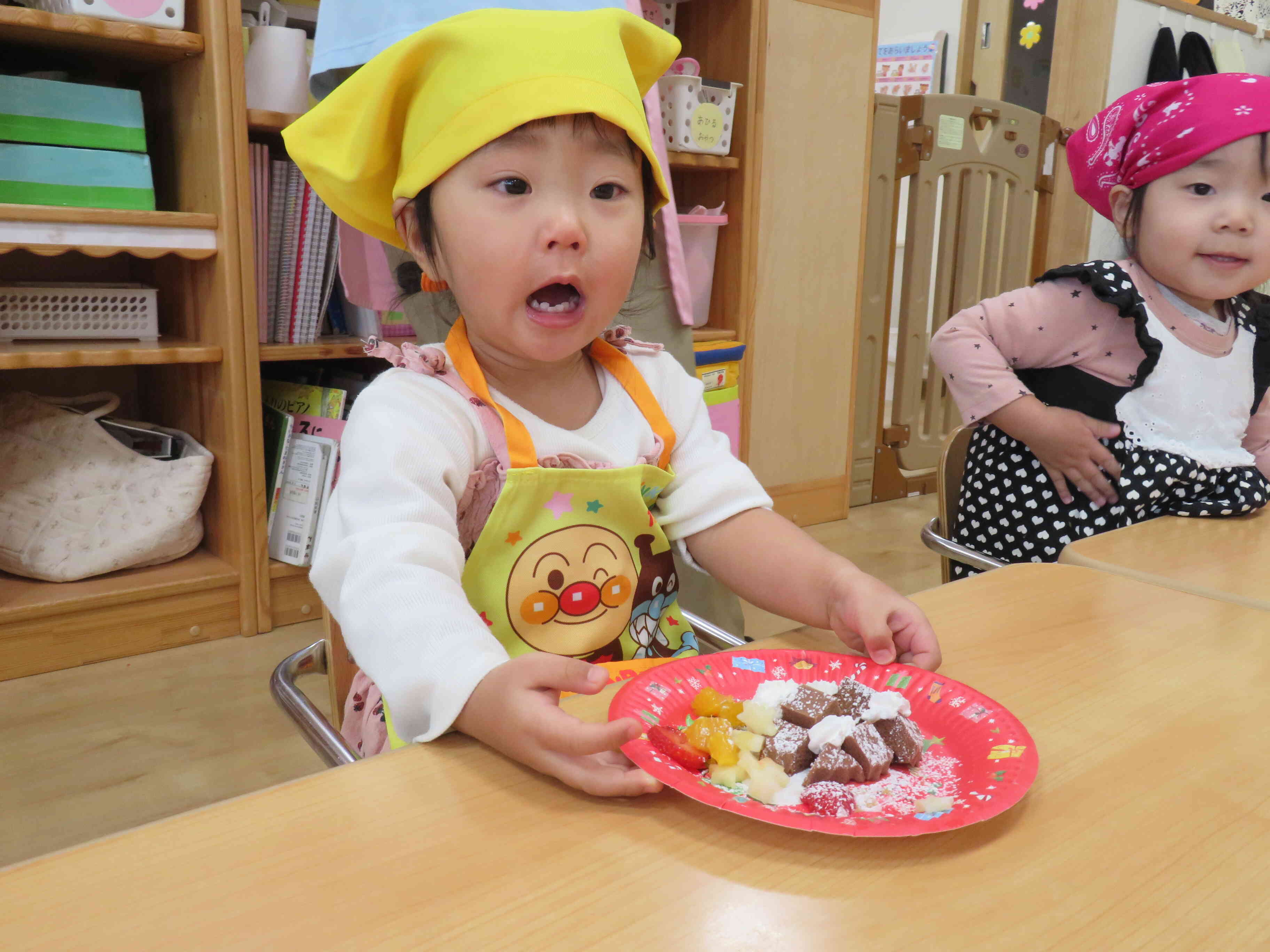 1歳児さんはフルーツを自分でデコレーションしたんだよ。できあがりー！