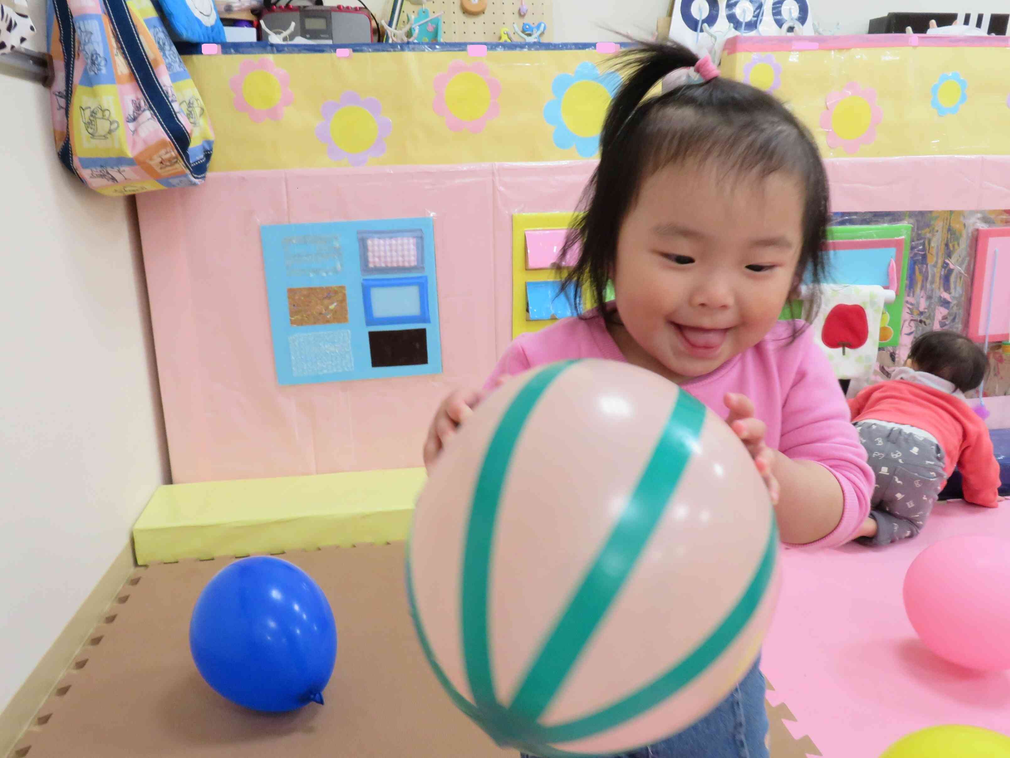 羽子板使うのも面白いけど・・・思いっきり投げたり跳ねたりする風船も面白いね。ビニールテープを貼るとよく跳ねる！