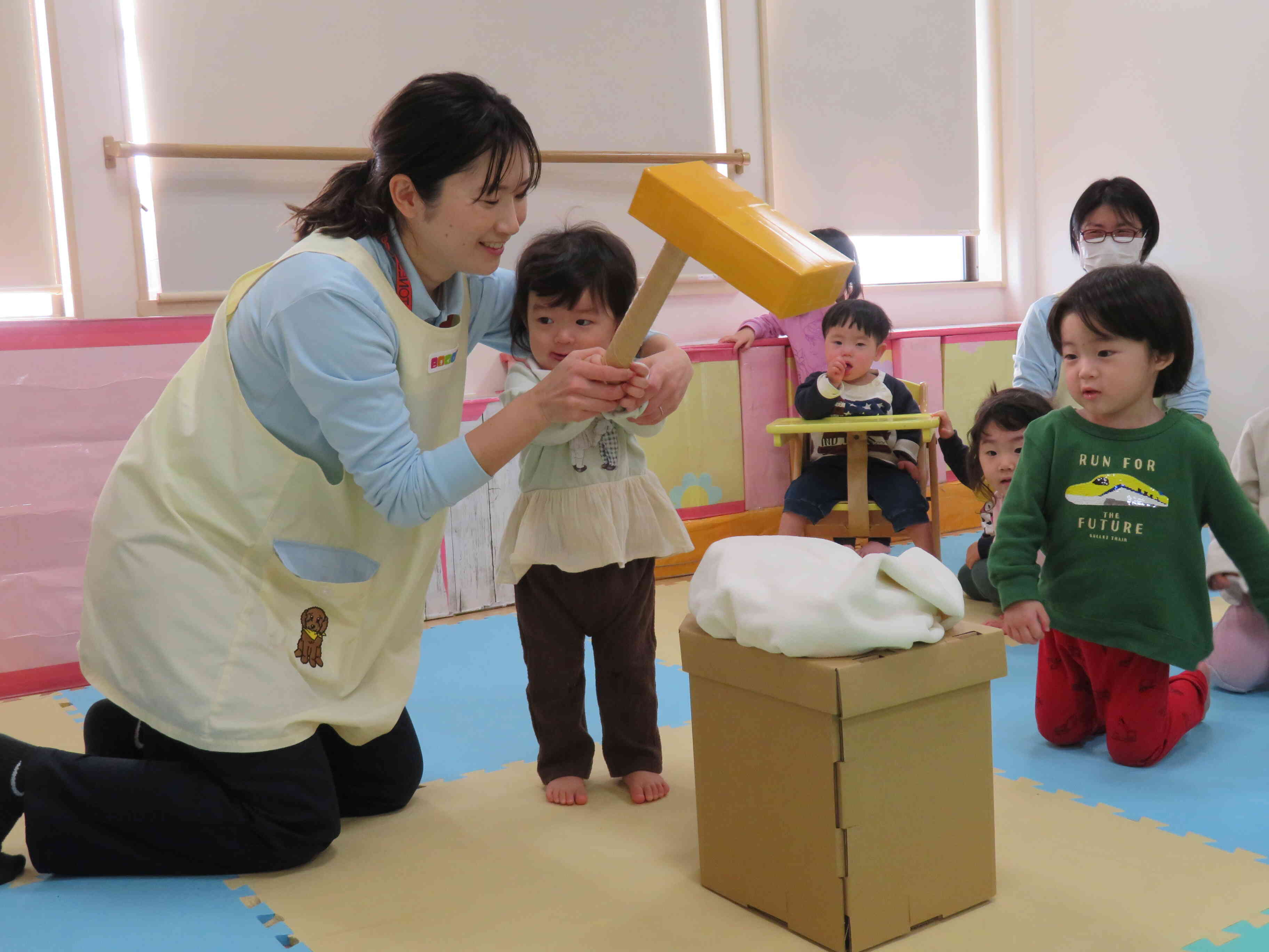 読み聞かせのあとはお餅つきごっこ！