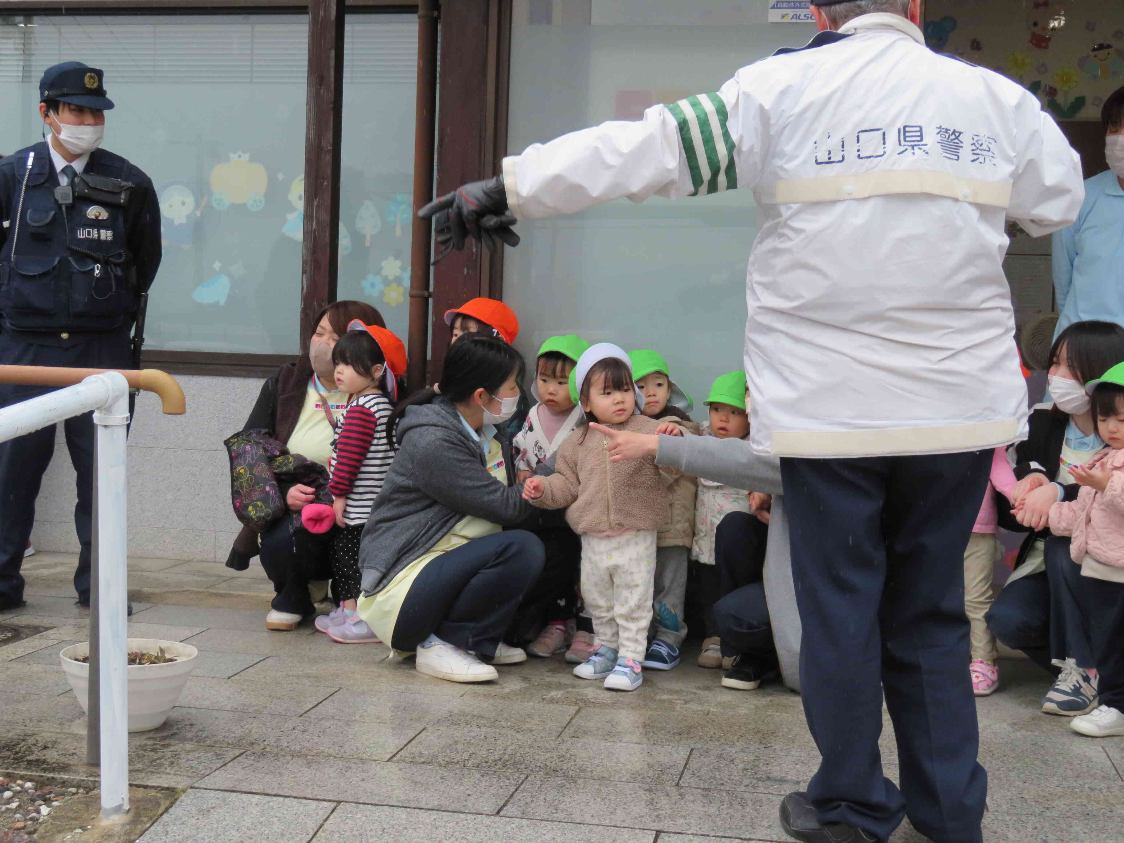 訓練のあと、お巡りさんから「知らない人についていっちゃだめだよ」ってお話しを聞いたね。