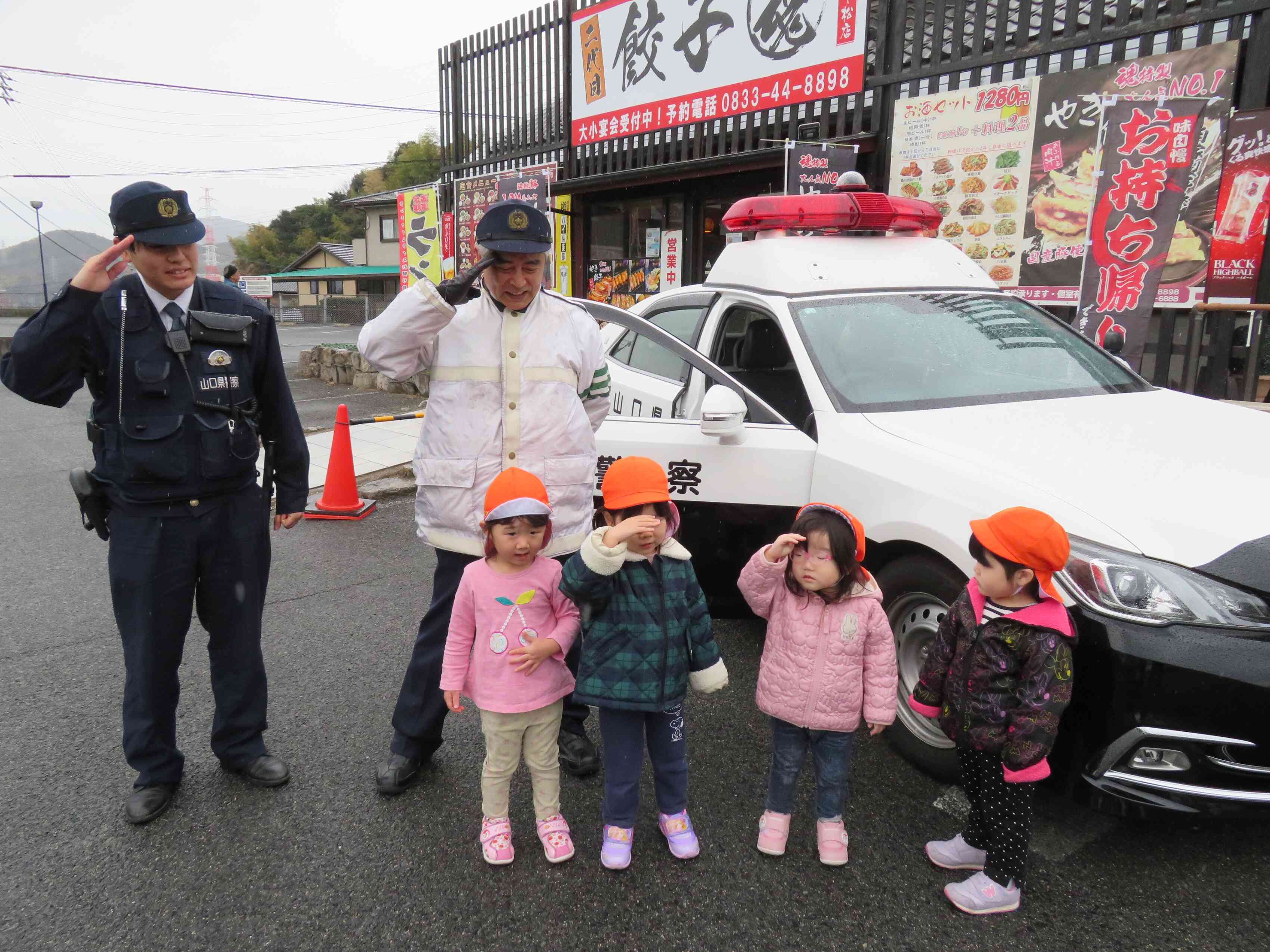 敬礼ポーズ、決まったね！！