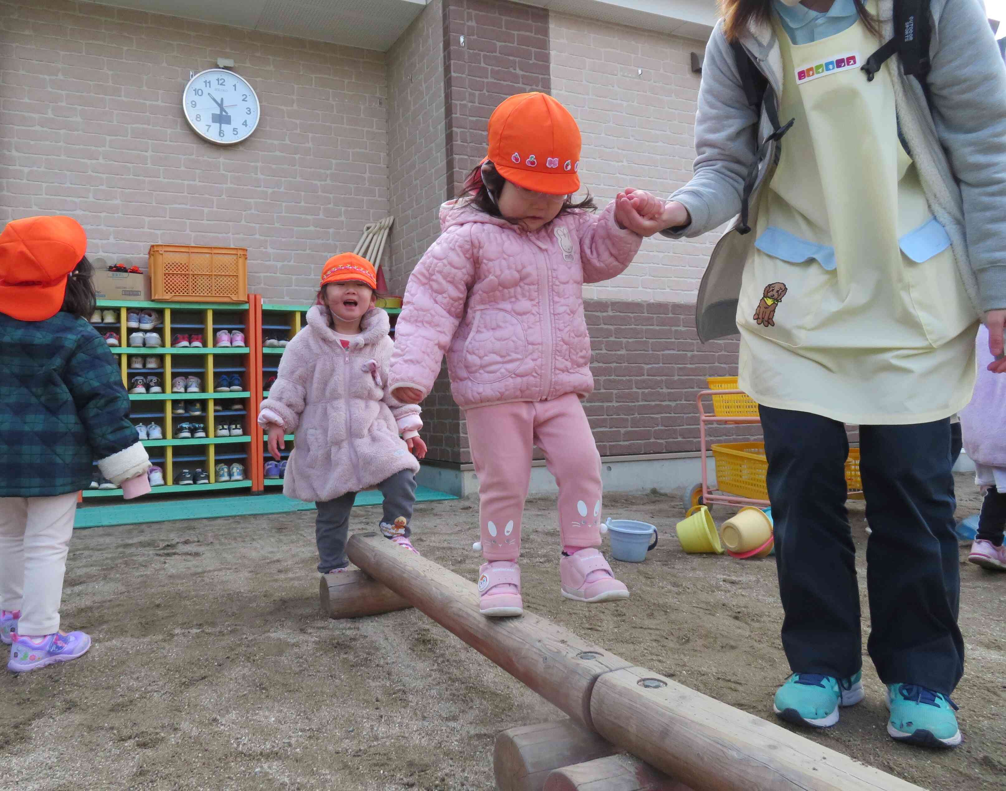 ニチイキッズ下松清瀬保育園の園庭に丸太橋。落ちないように渡るの楽しかったな。