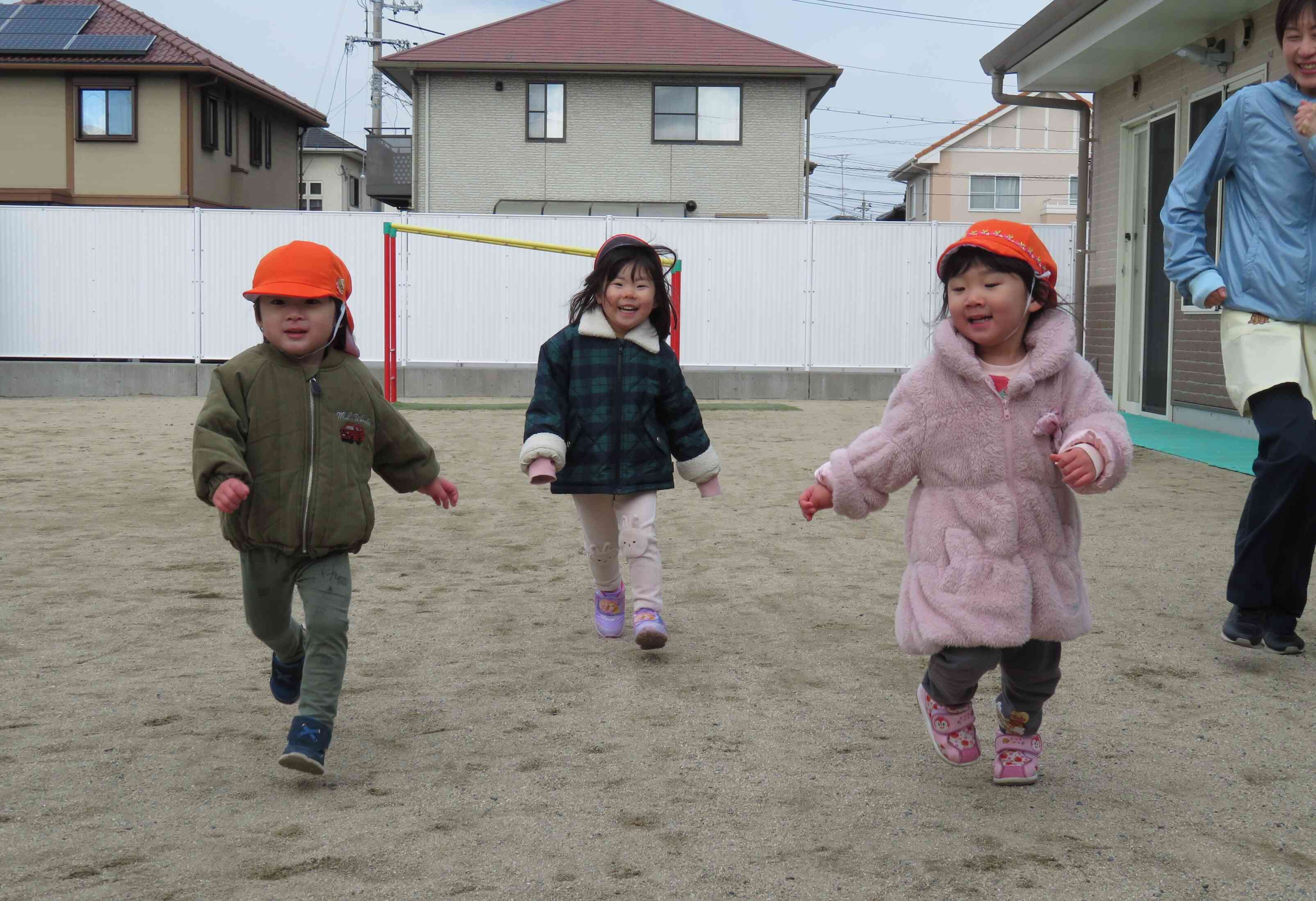 広い園庭、思わず走りたくなっちゃうね。「よーいどん！」う～ん何回走ったかな・・・でも体が温まったよね。