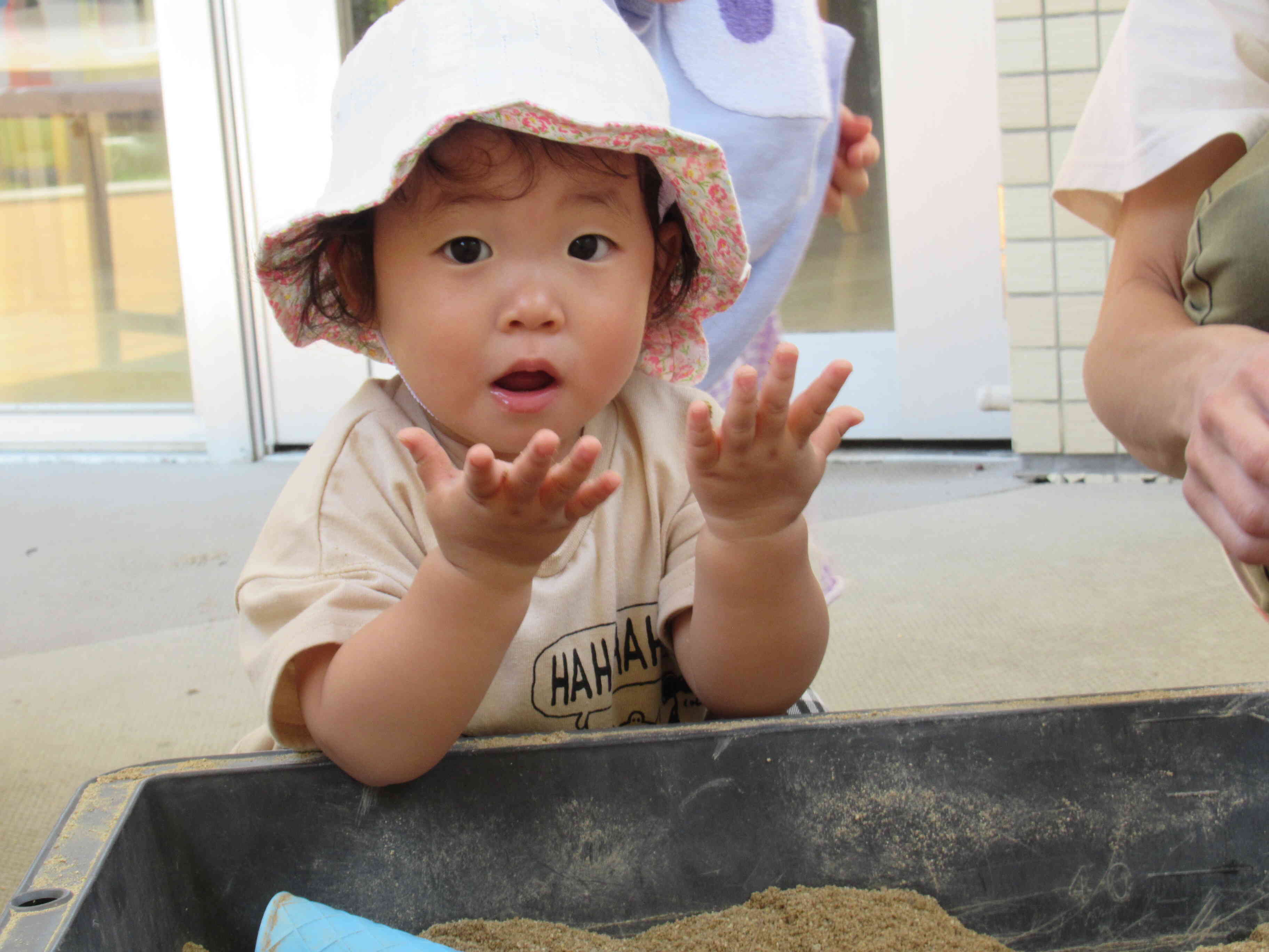 １歳児さんの砂遊び