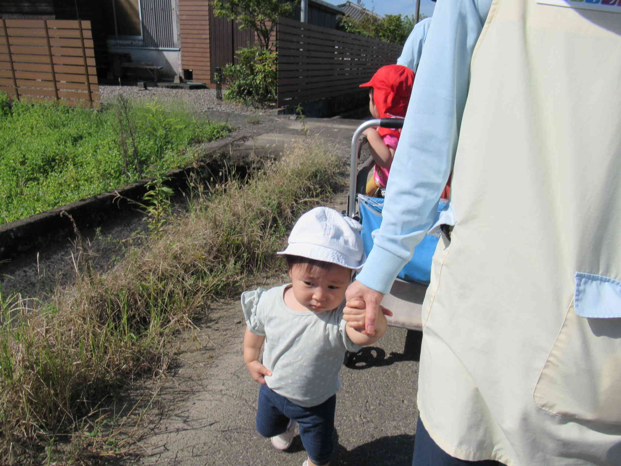 先生と手をつないでたくさん歩いたよ。