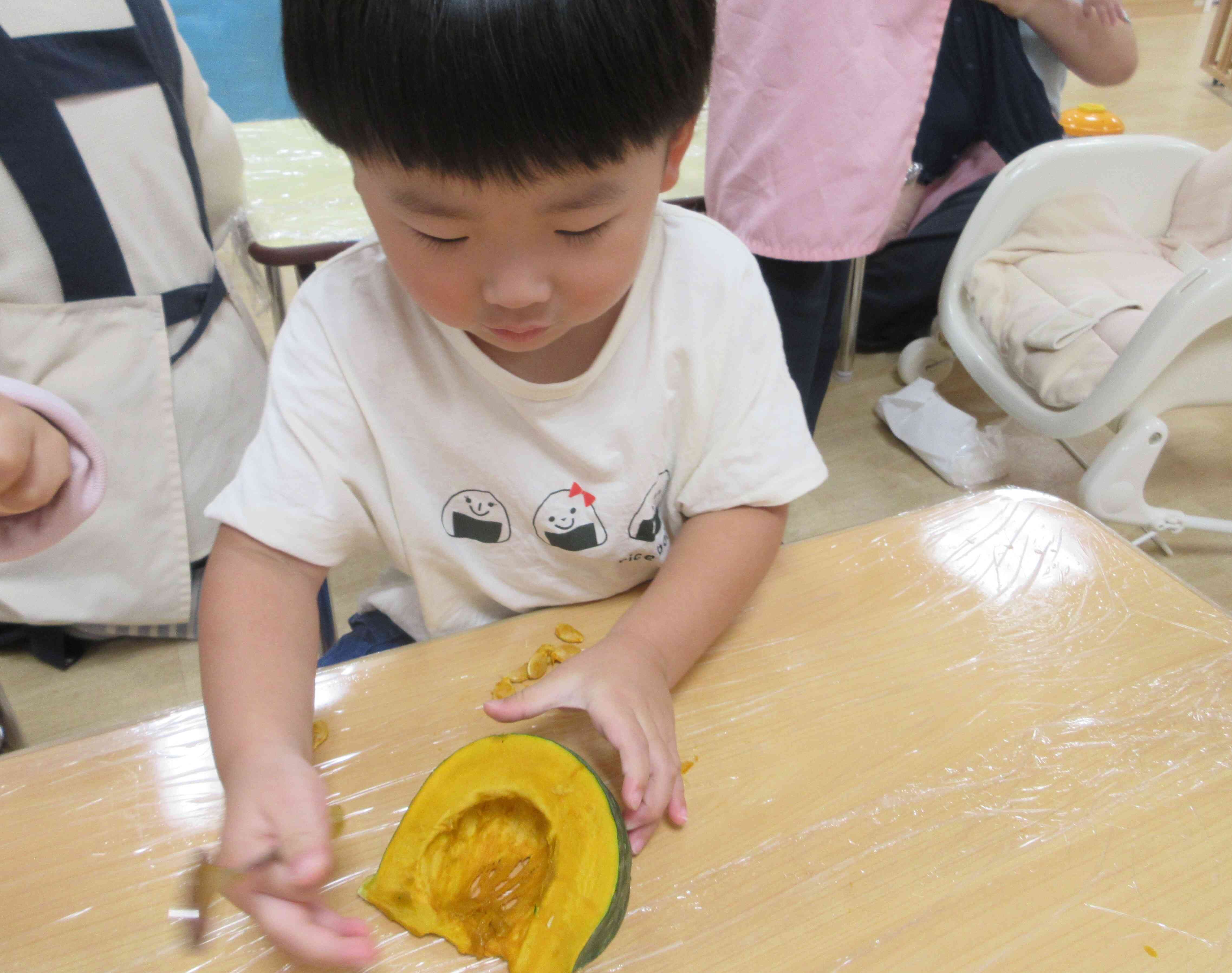 10月食育②　かぼちゃの種を取ってみよう！