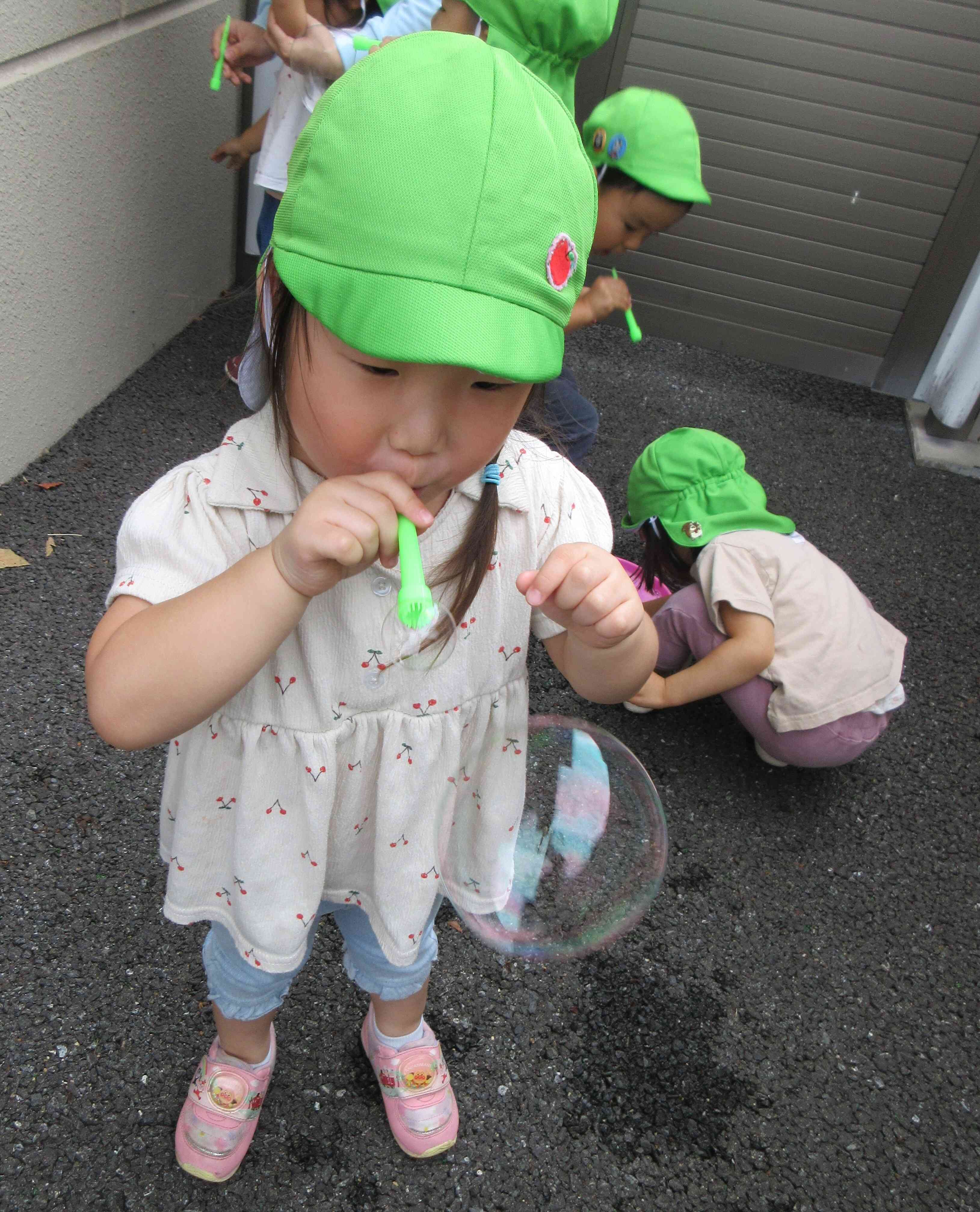 2歳児クラスシャボン玉遊びの様子