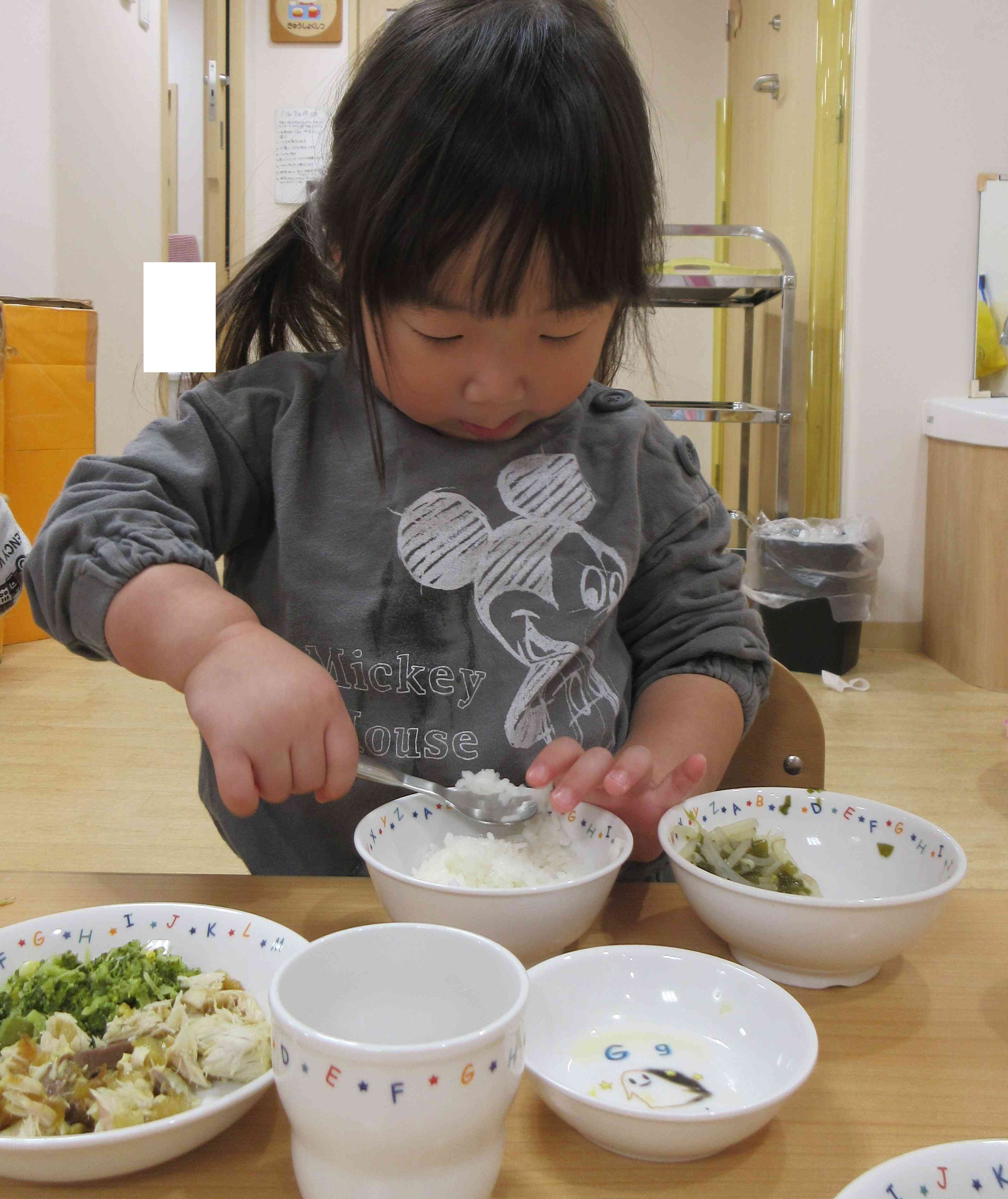 給食の様子～2歳児クラス～（エプロンなしでの食事）