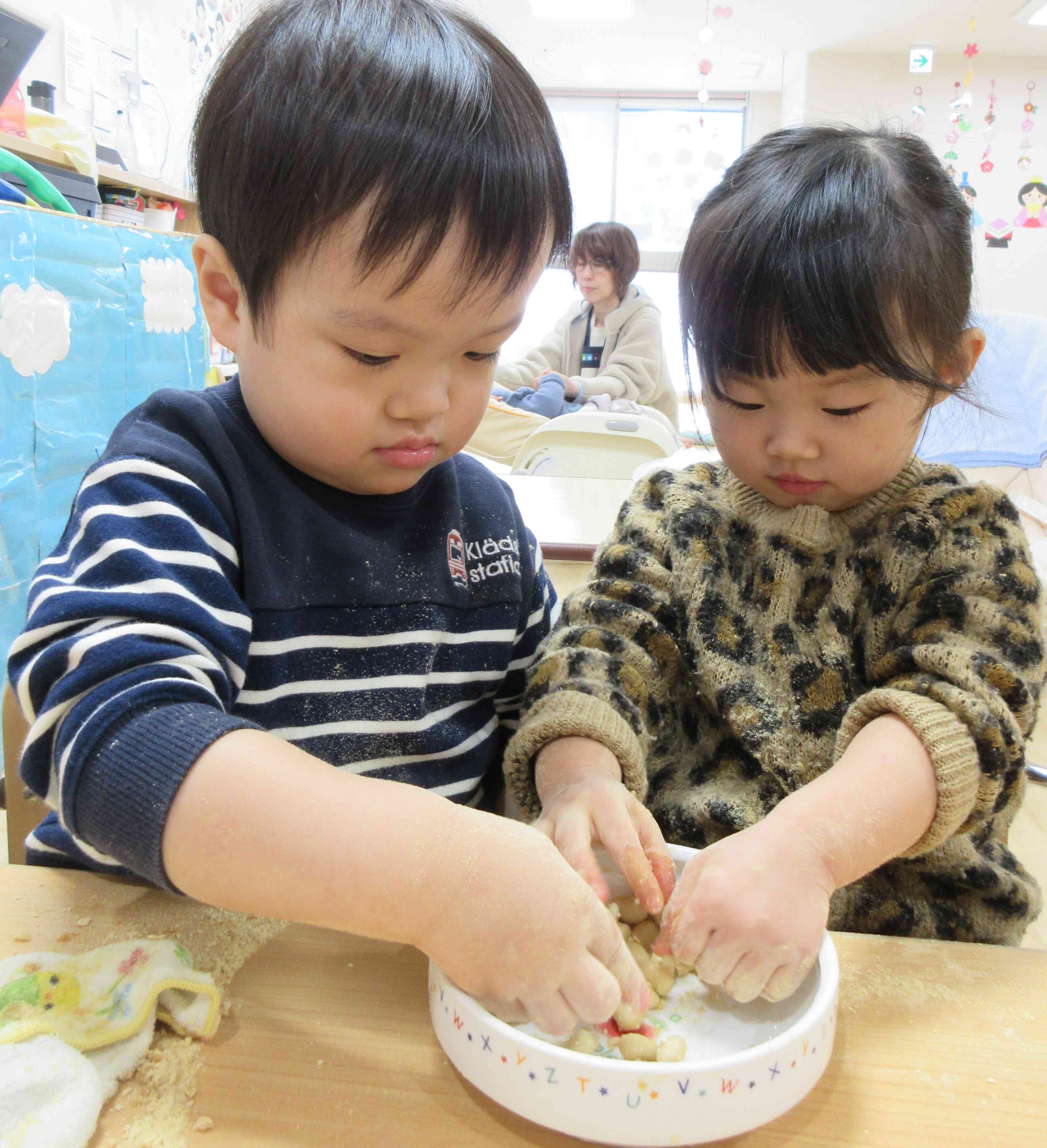 仲良くお豆をもみもみ