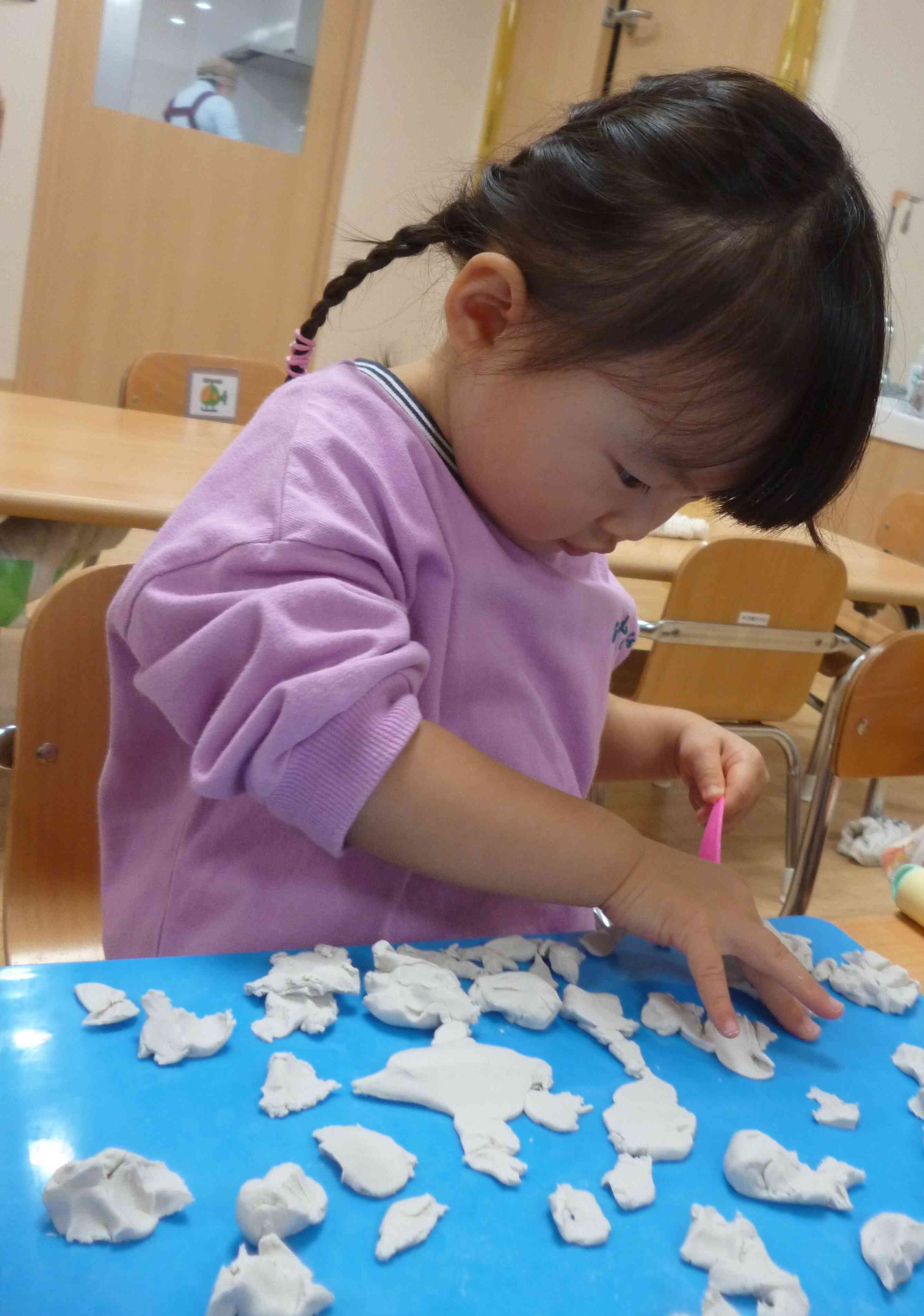 細かくちぎって、ヘラでチョキチョキ！