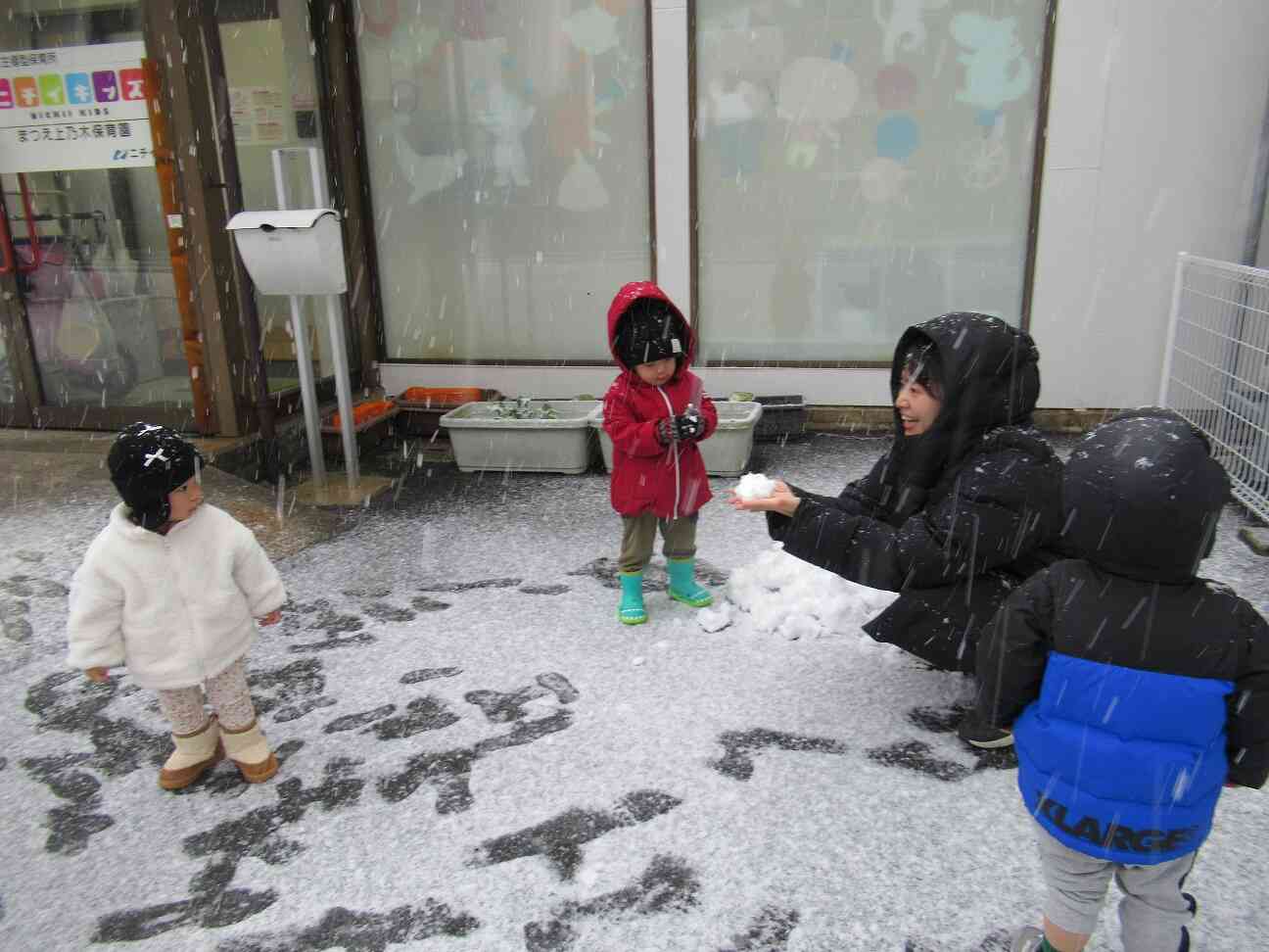 雪あそびをしたよ（あひる組１歳児）