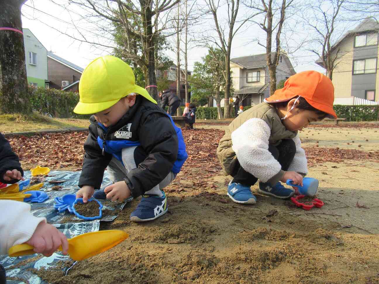 砂場あそびしてるよ