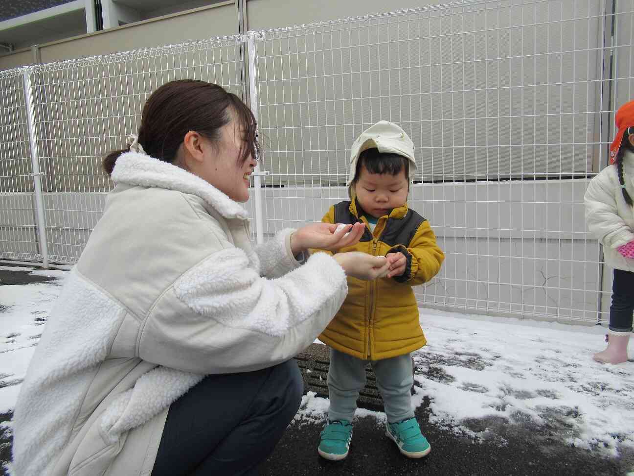 ひよこぐみ（０歳児）さんも雪に触ったよ