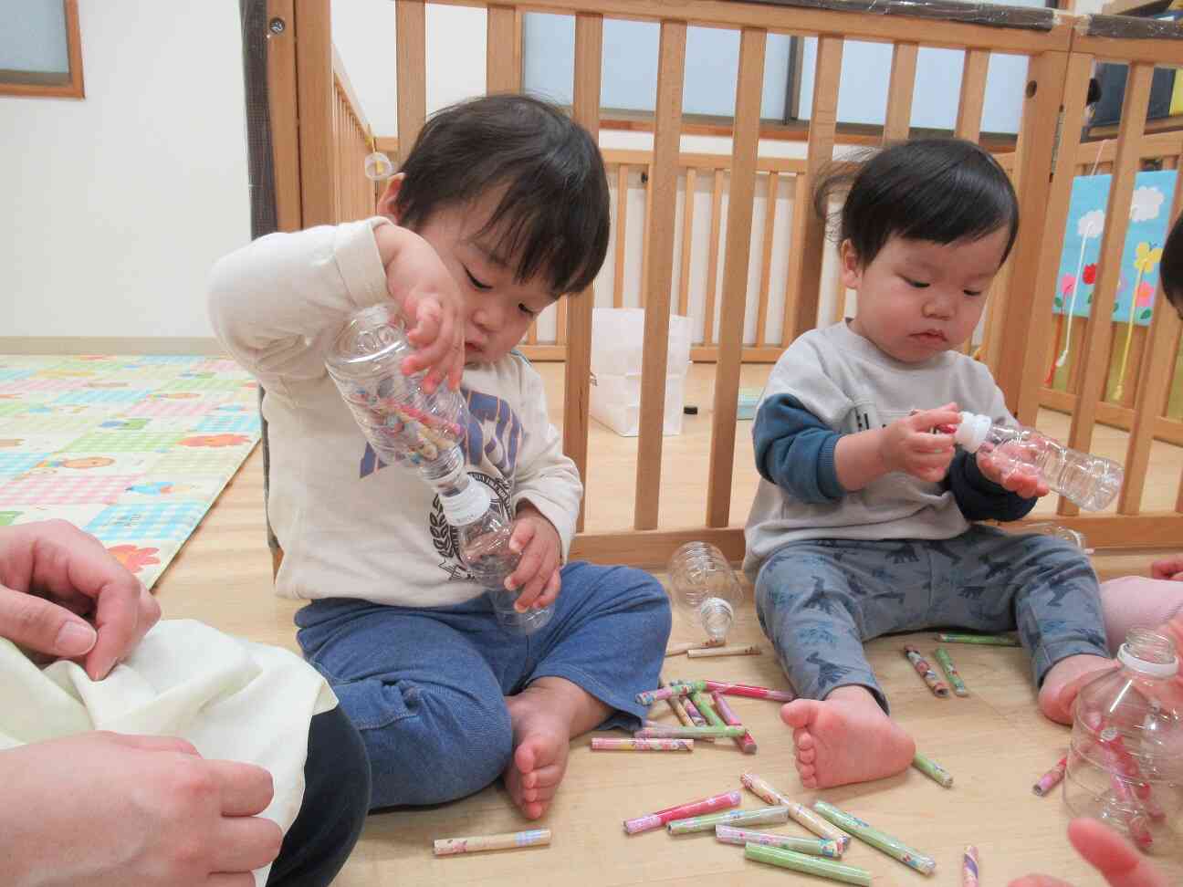 ０歳児さんもあそびの中でお雛様つくりをしたよ