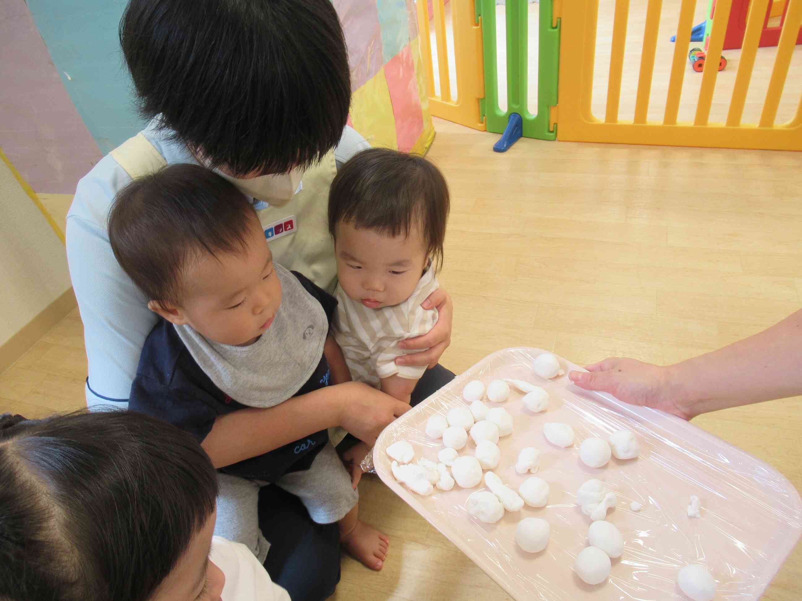 ひよこ組さん(0歳児)も興味津々