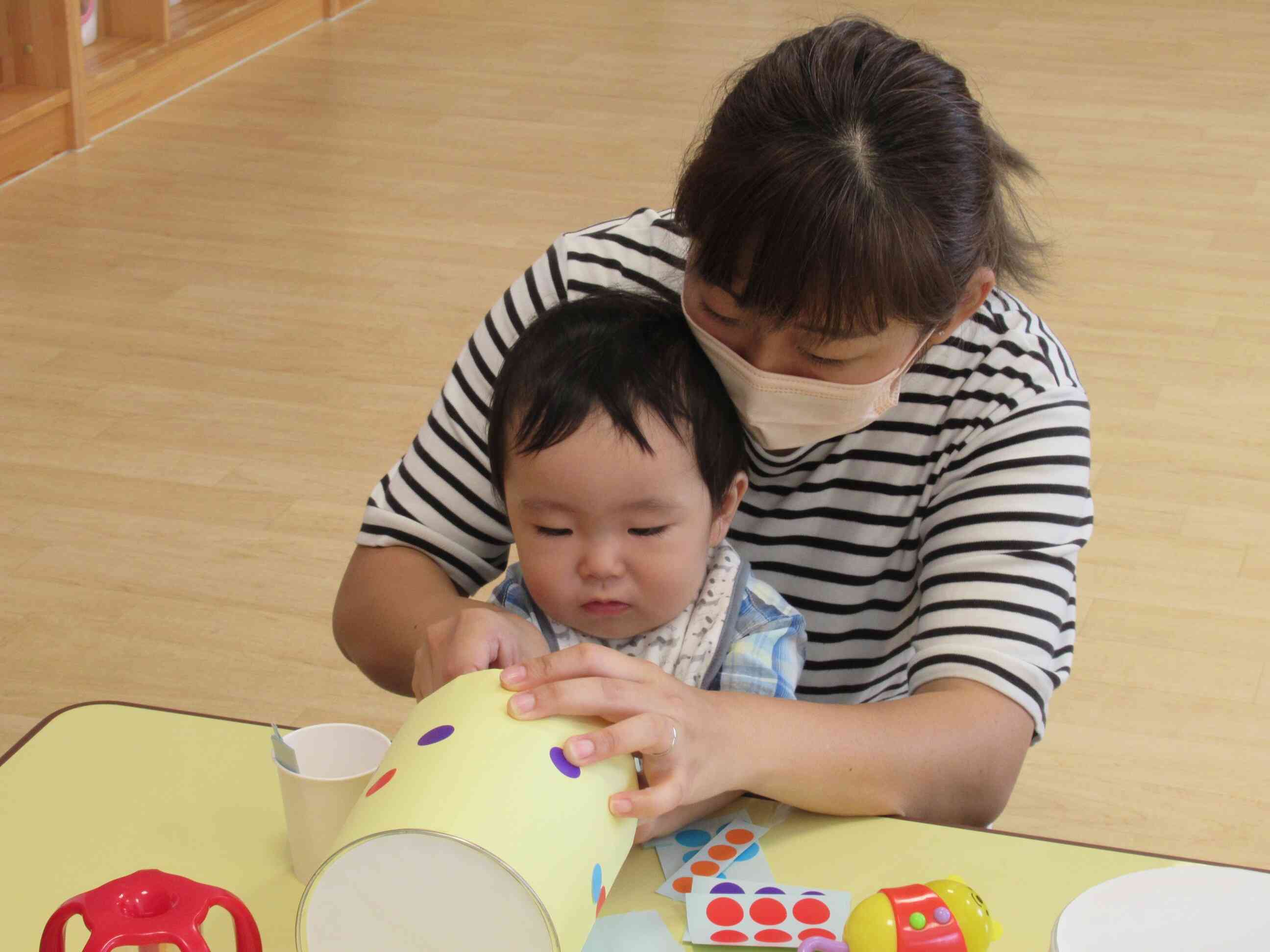 シールをペタペタ、たくさん貼れたね！