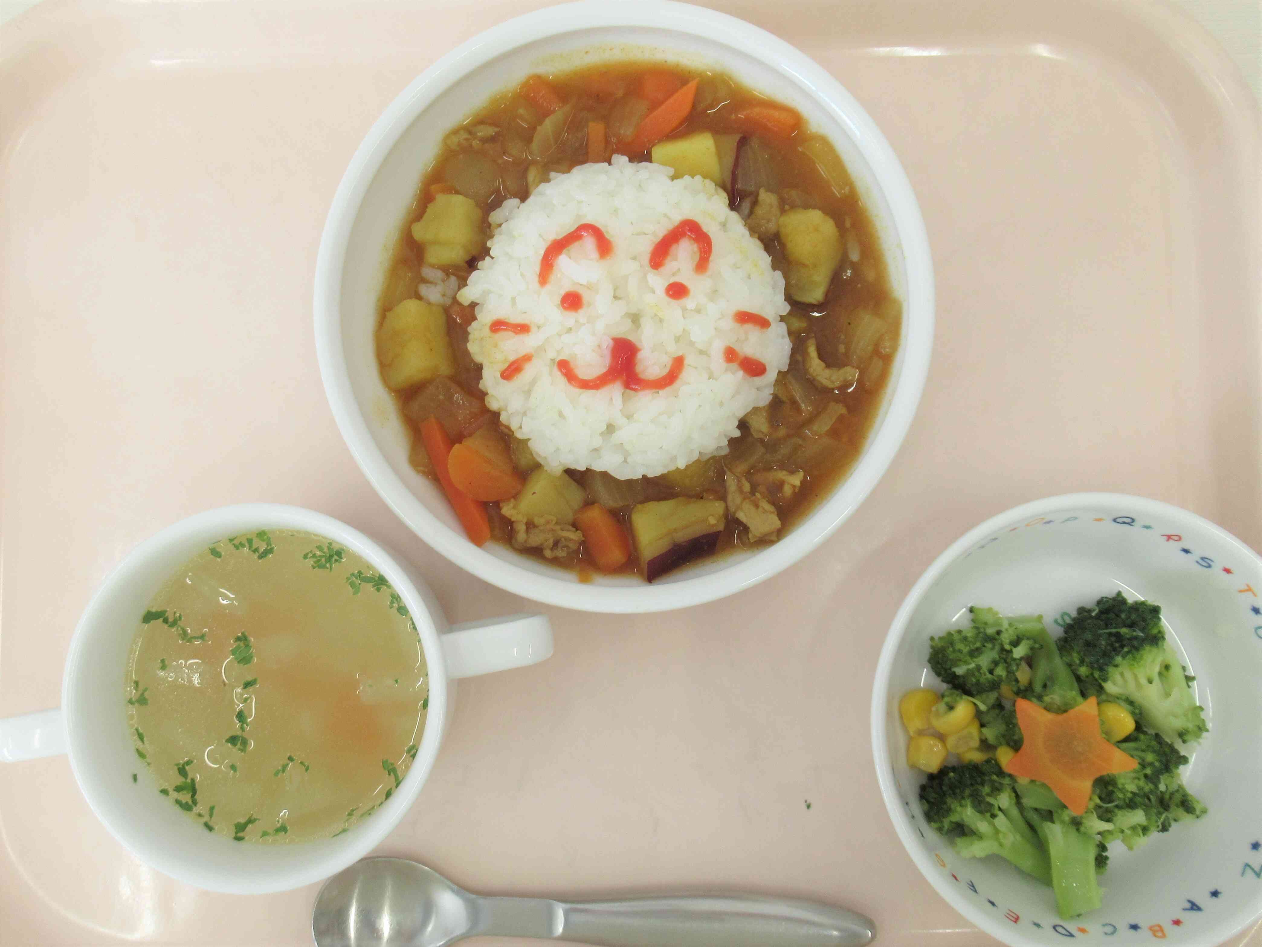 給食はかわいいカレーとお星さまスープでした☆