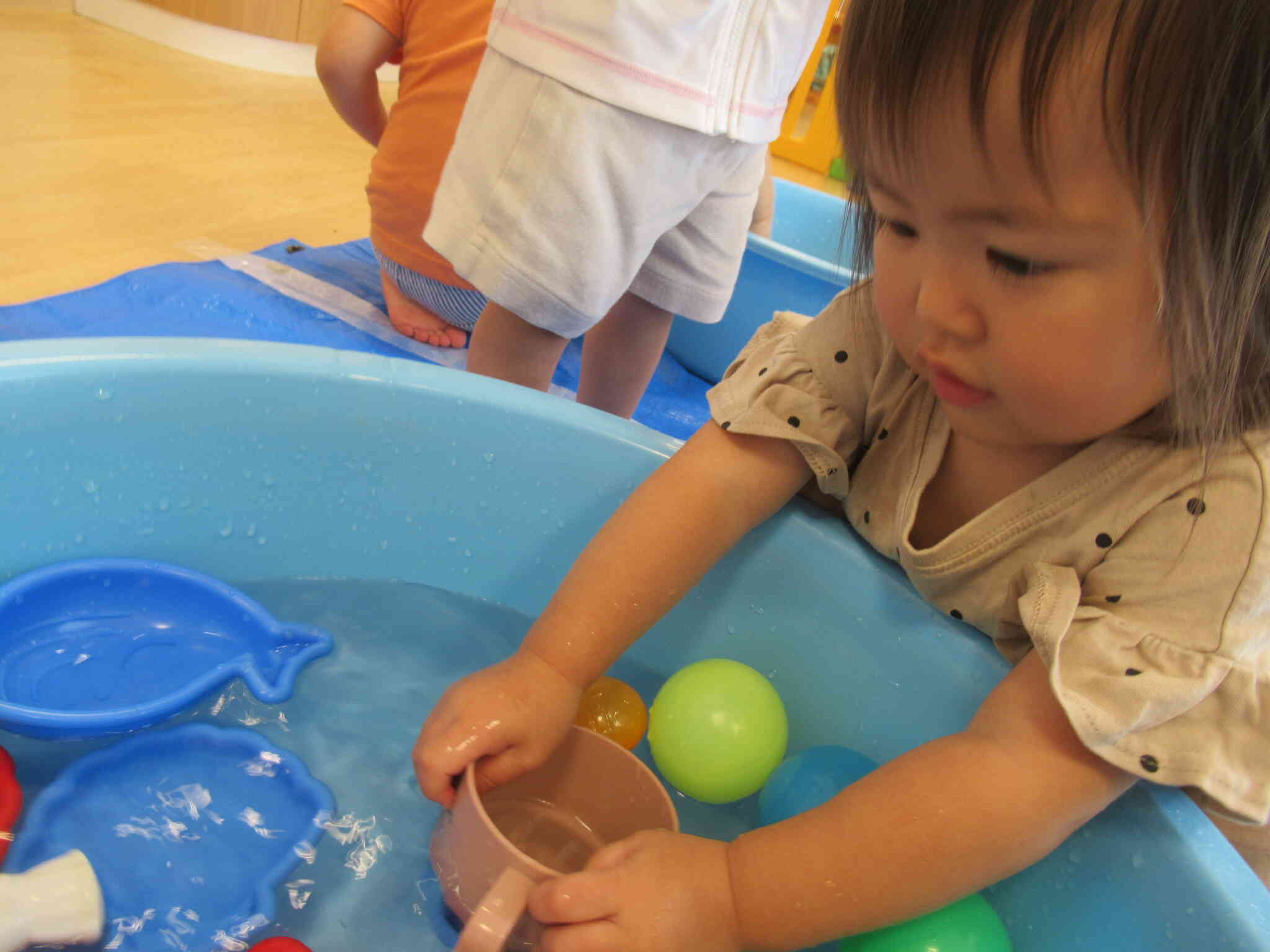 水あそびに夢中です。